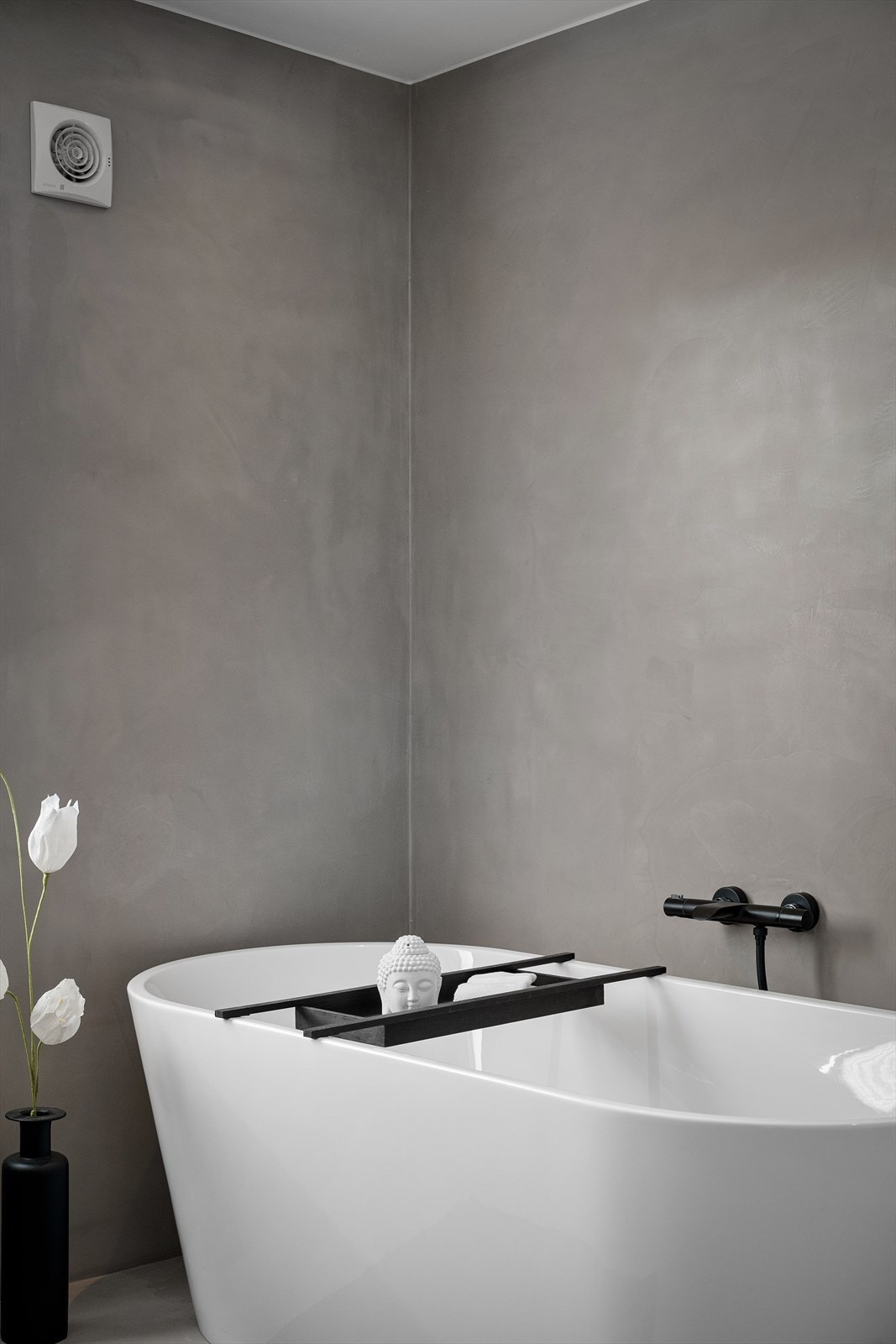 Badet er innredet med badekar og har gulvvarme. Galleribilde
