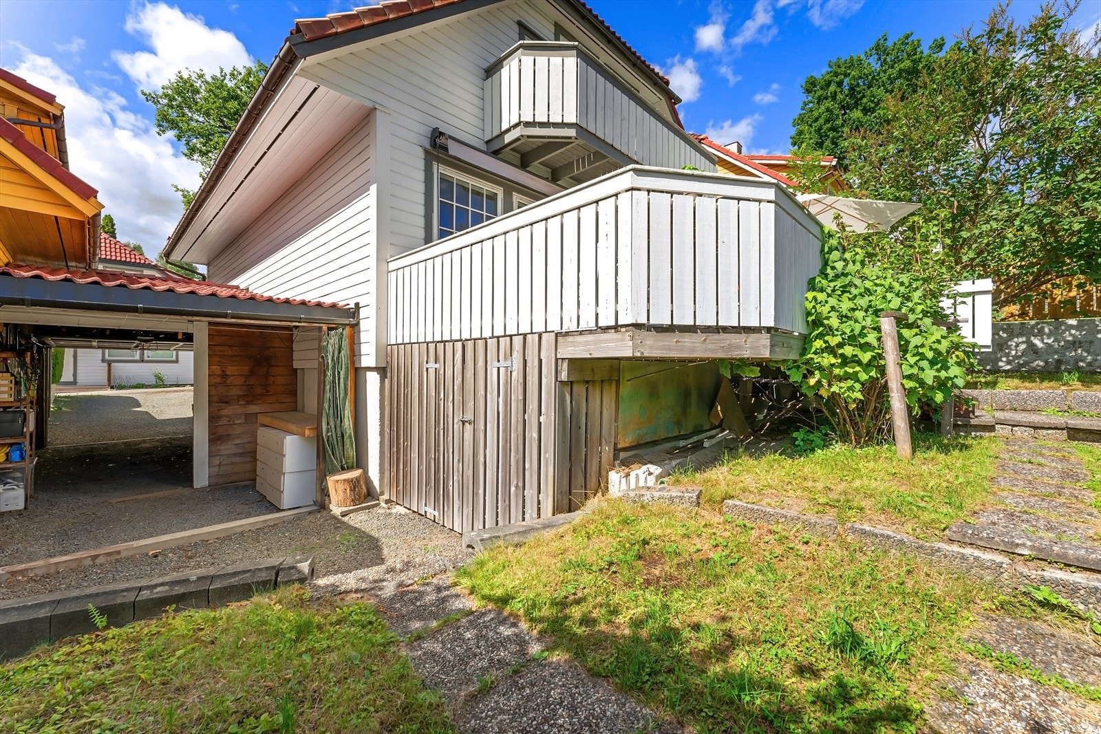 Boligen har i tillegg godt med lagringsplass i bakkant av carport og under terrasse. Galleribilde