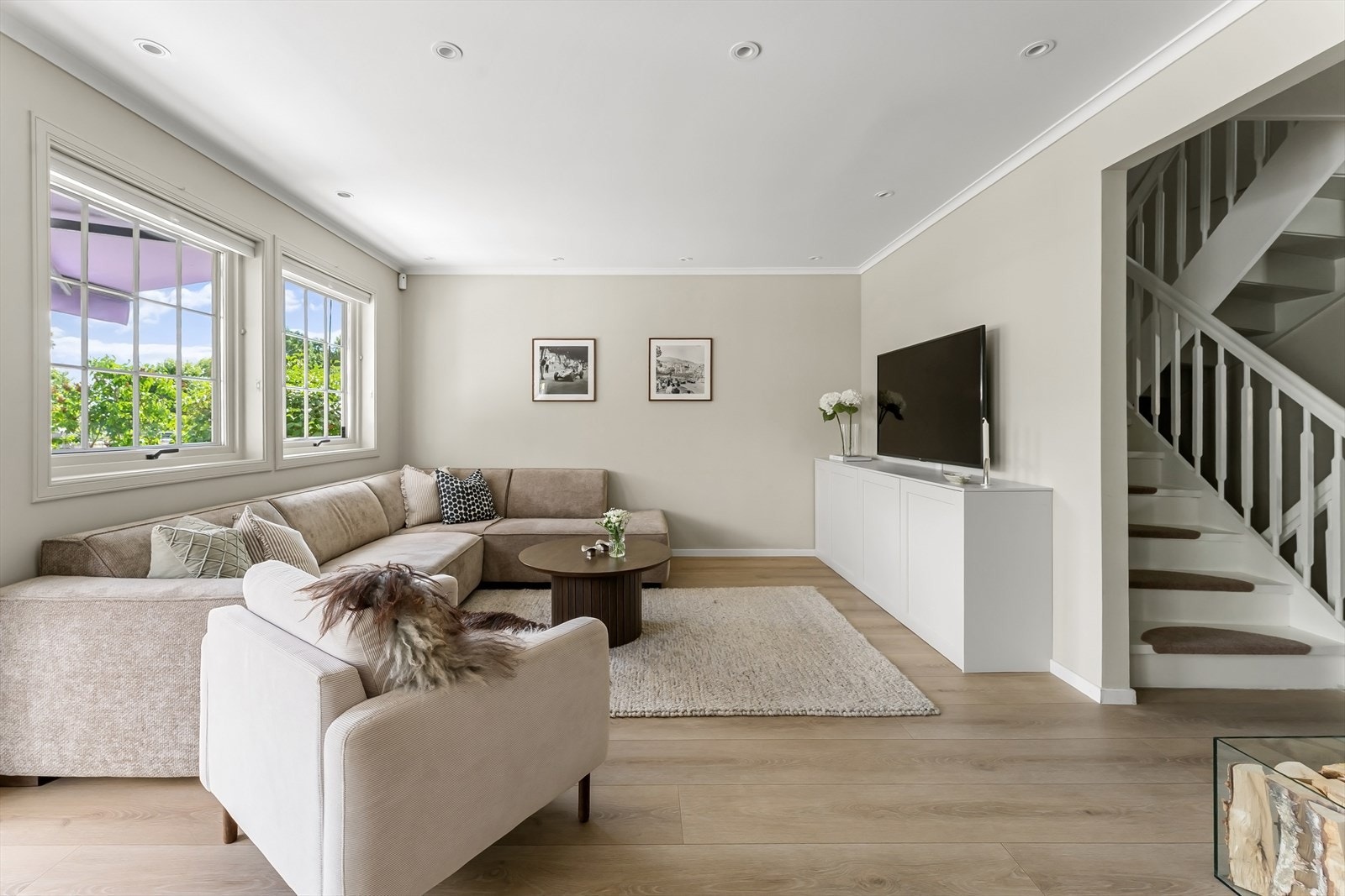 Boligen har en lys og romslig stue med plass til flere soner. Galleribilde