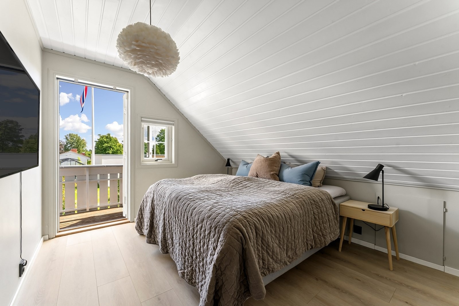 Hovedsoverom med plass til dobbeltseng og utgang til balkong. Galleribilde
