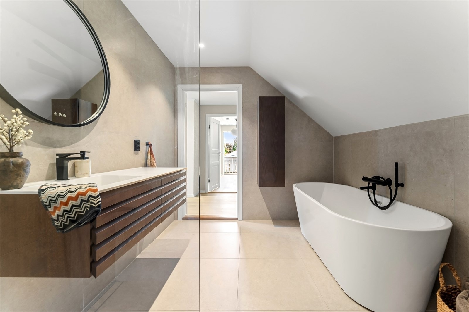 Badet har dusjnisje, badekar, servant med skuffer, speil, wc og skap. Galleribilde