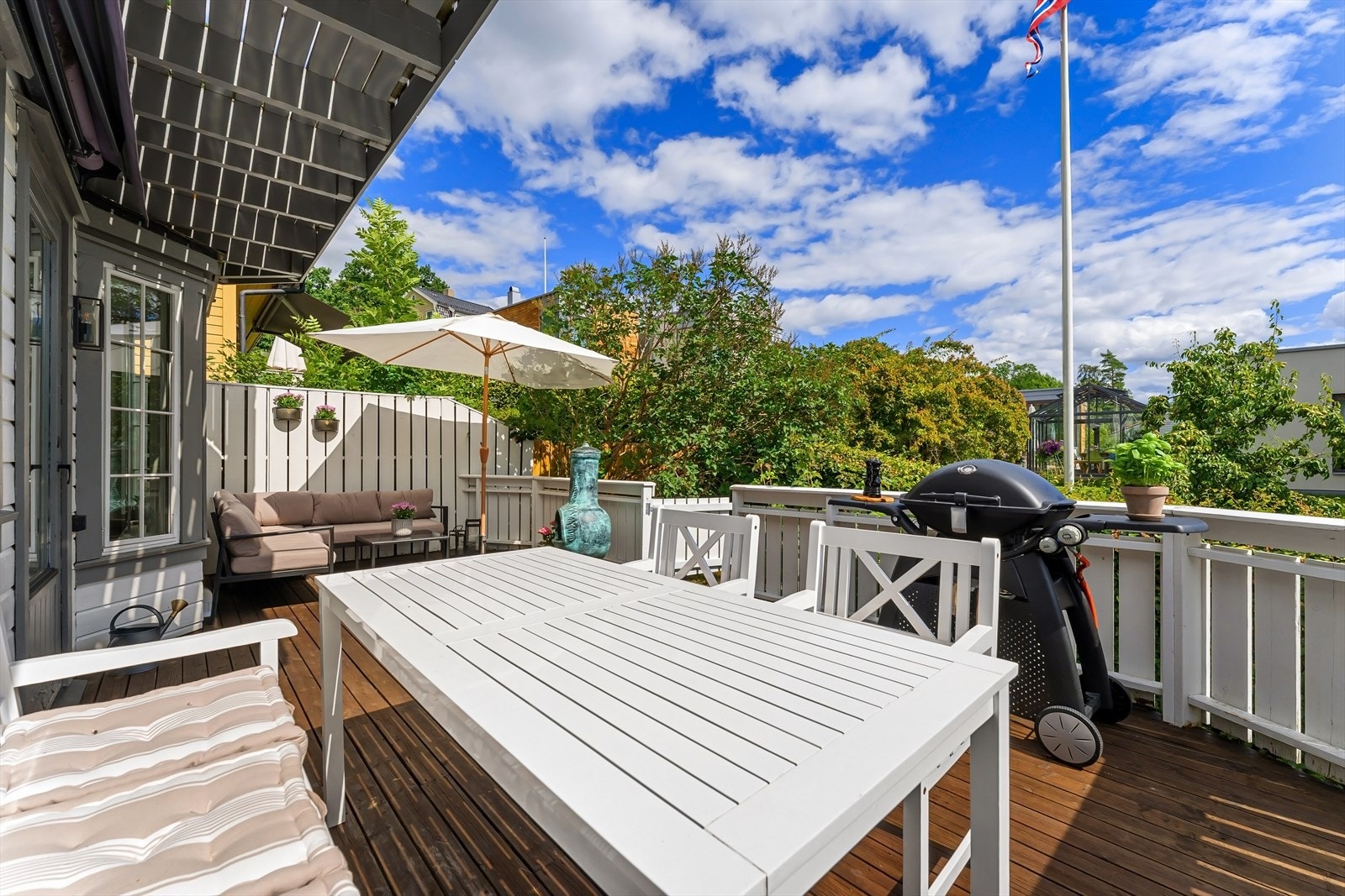 Fra stuen har du utgang til solrik terrasse på 24 kvm med plass til flere soner, og port ut i hagen. Galleribilde