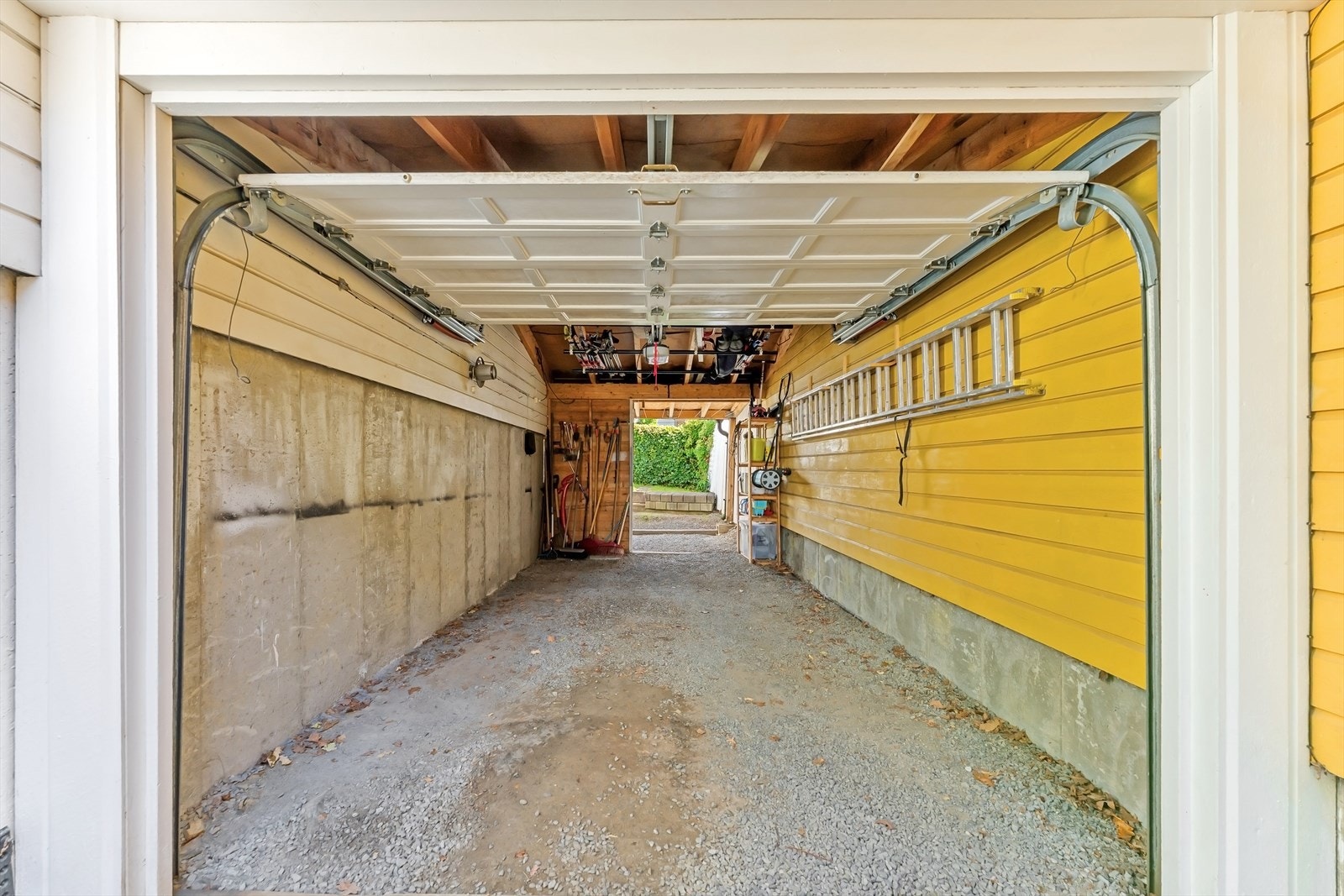Carport med elbillader på 17 kvm. Galleribilde