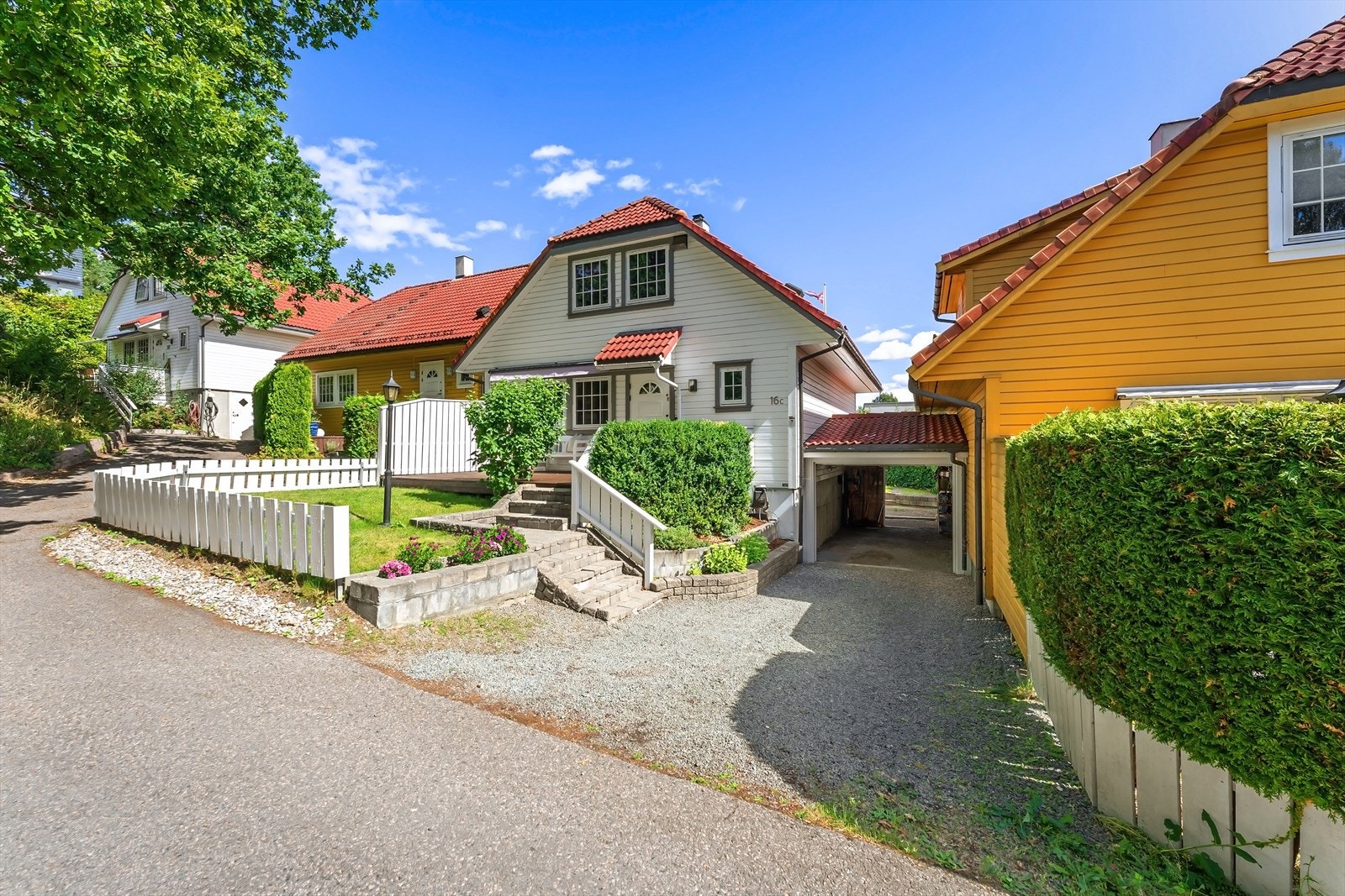 Carport med elbill lader og masse lagringsplass. Galleribilde