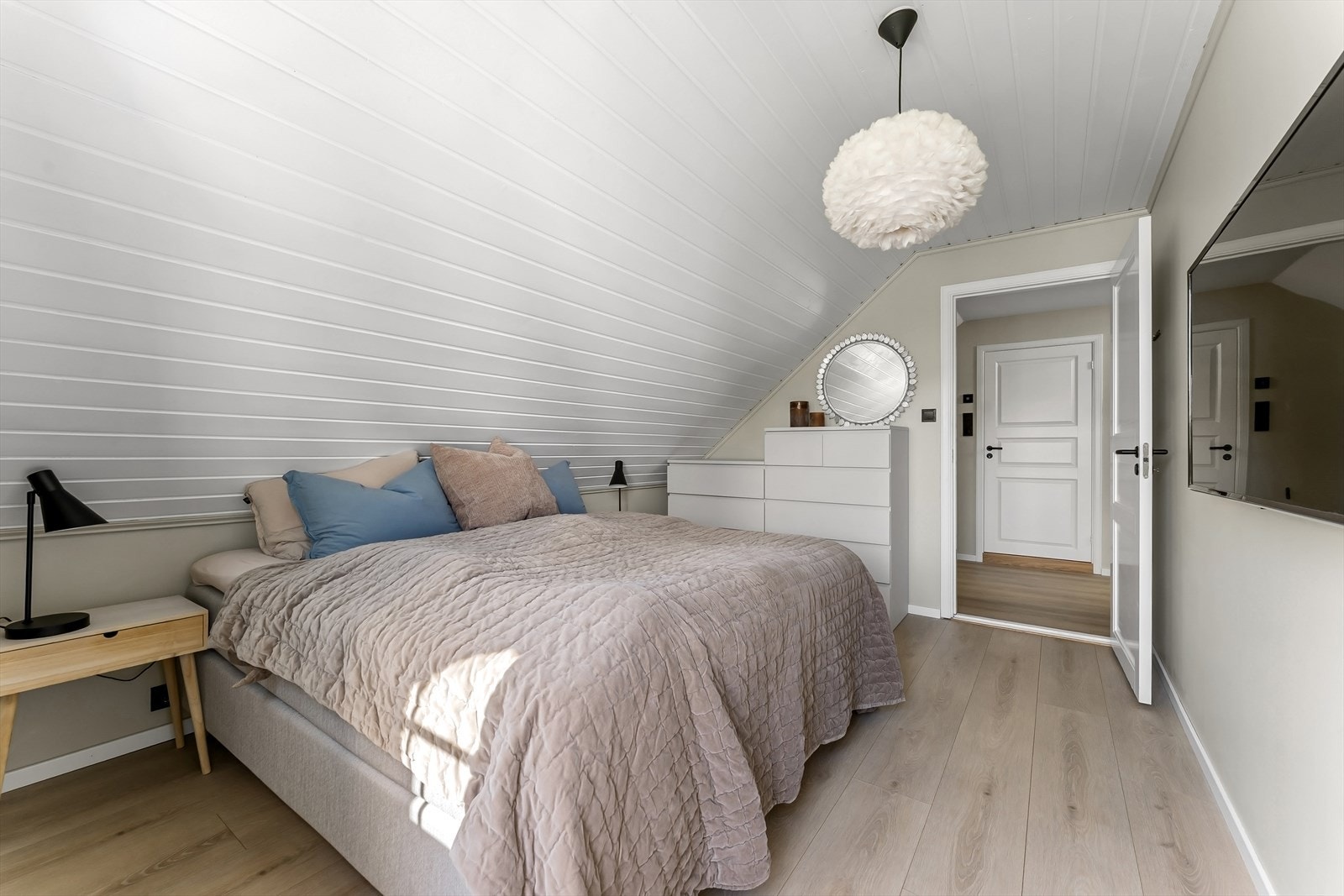 Plass til dobbeltseng, nattbord og stor garderobe. Galleribilde