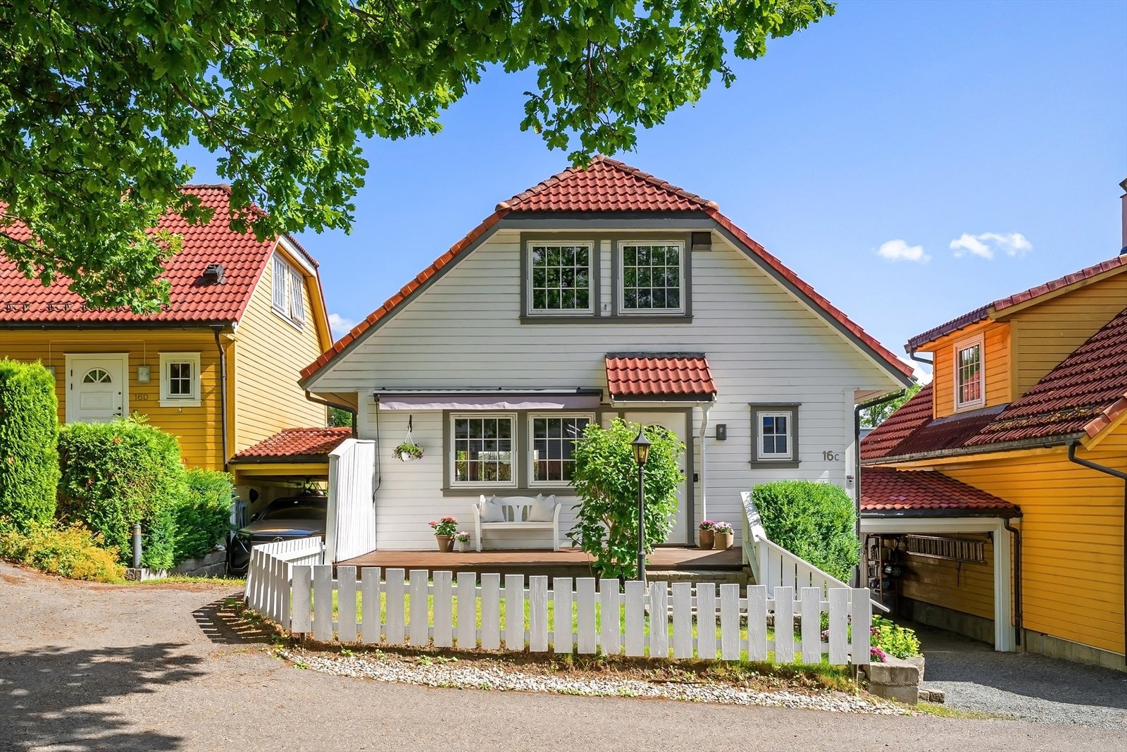 Her bor du i rolige og barnevennlige omgivelser med kort vei til både natur, byliv og gode servicetilbud. Området er preget av store grøntarealer, idylliske bekker og flotte turmuligheter. Galleribilde
