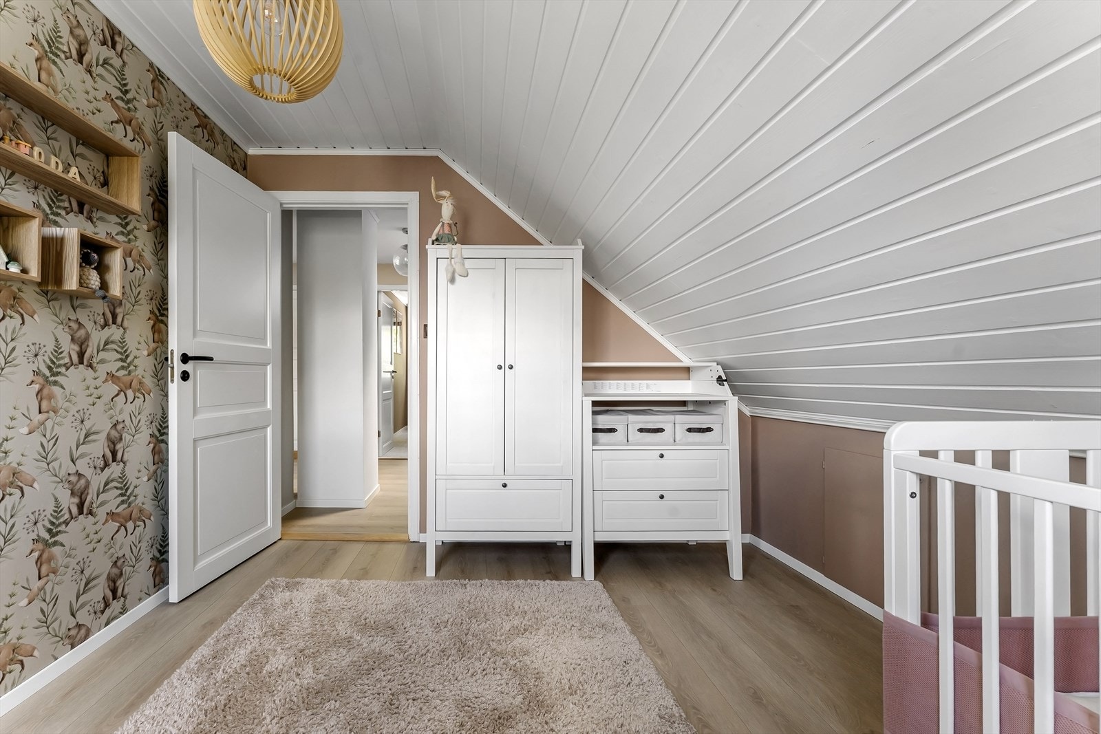 Rommet har plass til seng, skiverbord og garderobeløsning. Galleribilde