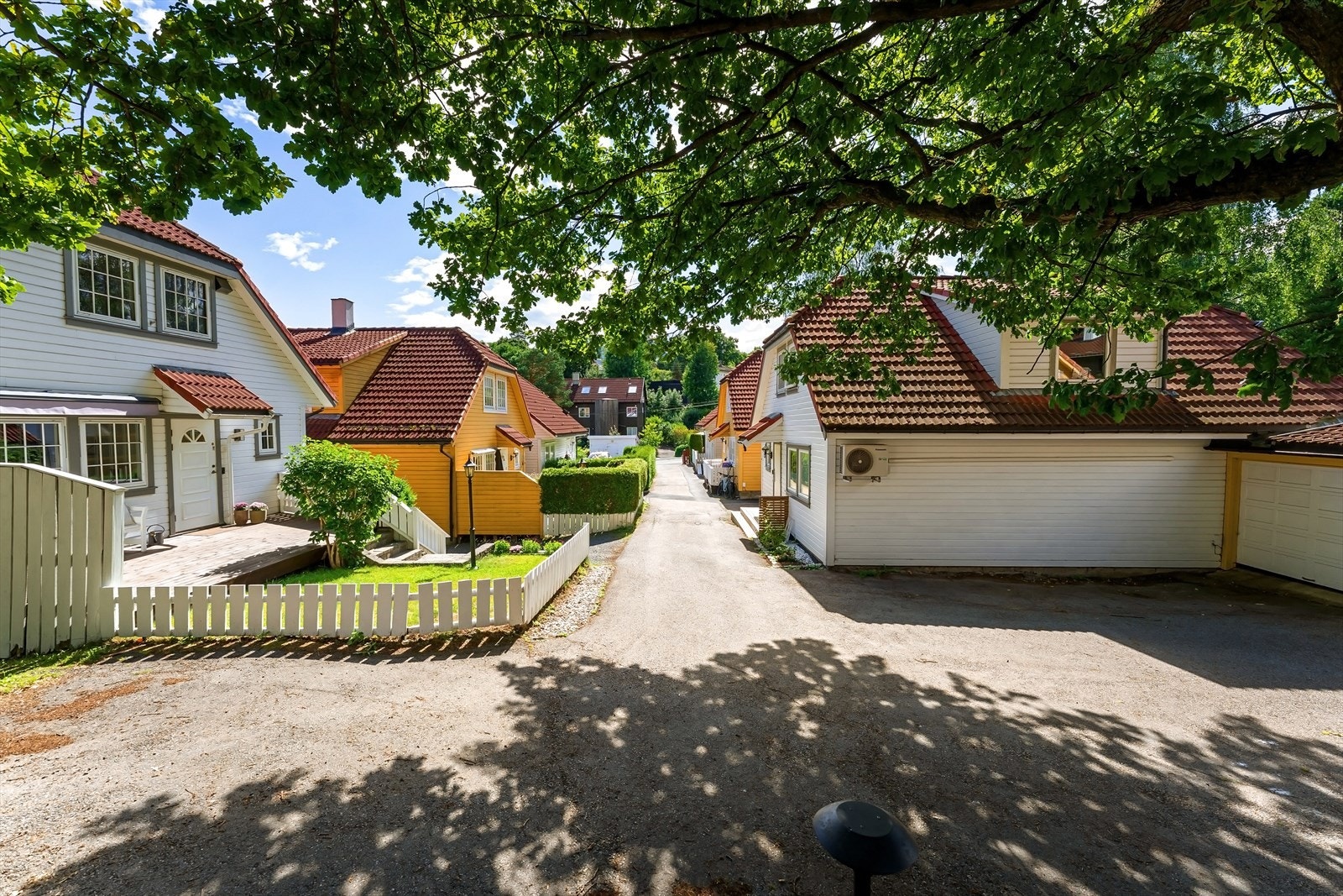 Montebellohaven sameies fellesarealer er pent opparbeidet med asfalterte veier og diverse beplanting. Velkommen til en hyggelig visning! Galleribilde