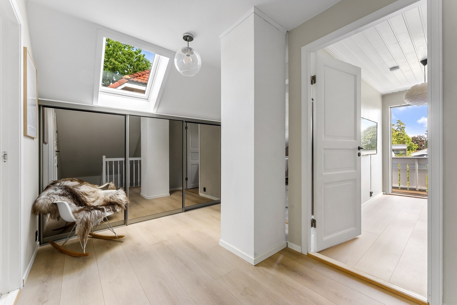 Gang i 2. etasje med praktisk skyvedørsgarderobe. Galleribilde