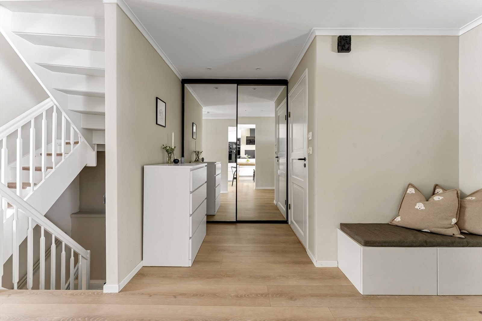 Her har du romslig garderobe for yttertøy og sko, og plass til andre oppbevaringsløsninger. Galleribilde