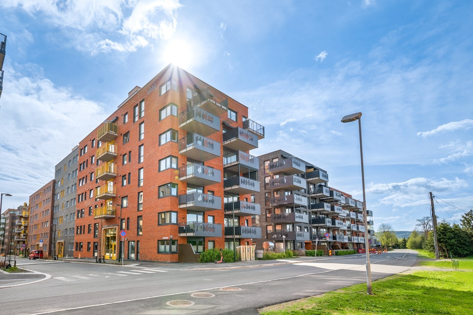 Leiligheten har en attraktiv beliggenhet med et sentralt, veletablert og populært boligområde med kort vei til både servicetilbud, kollektivtransport og daglige gjøremål. Galleribilde
