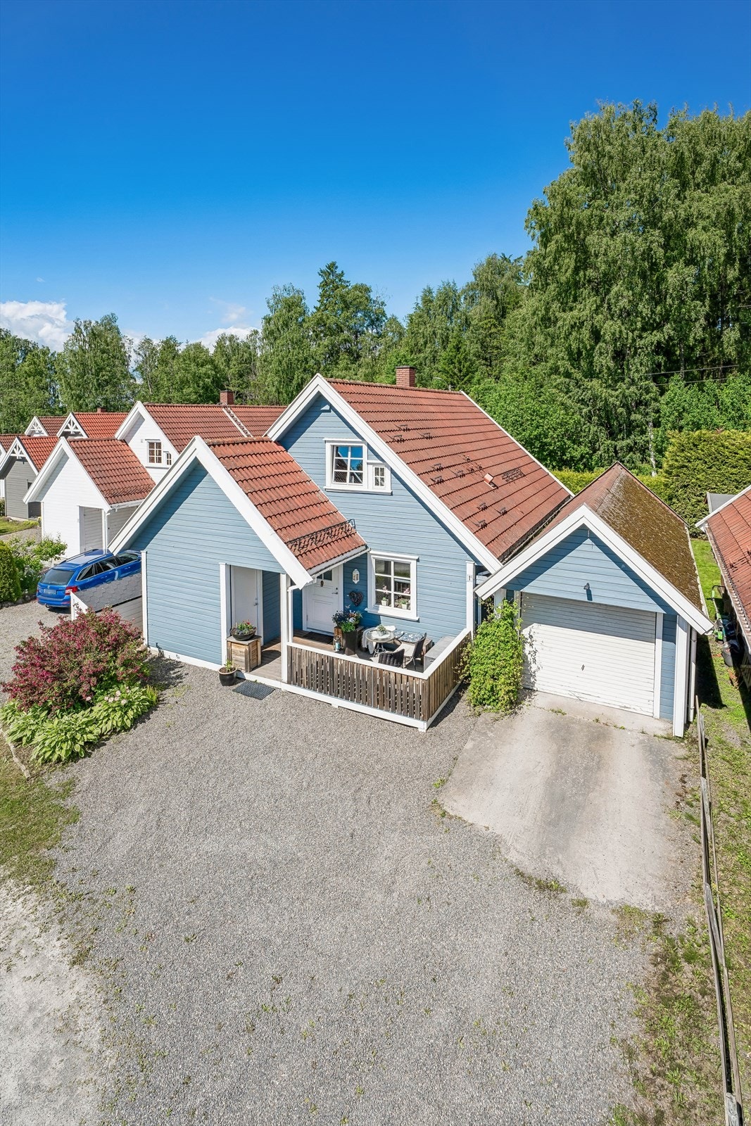 Bilen kan parkeres i boligens garasje eller på gårdsplassen. Galleribilde