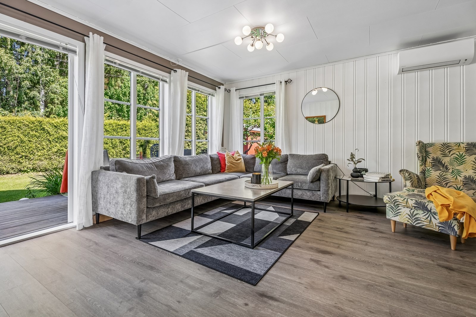 Stuen har gode vindusflater som slipper inn rikelig med naturlig lys. Galleribilde