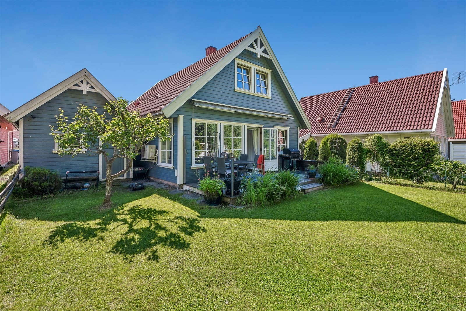 Hagen er pent opparbeidet med plen og beplantning. Galleribilde
