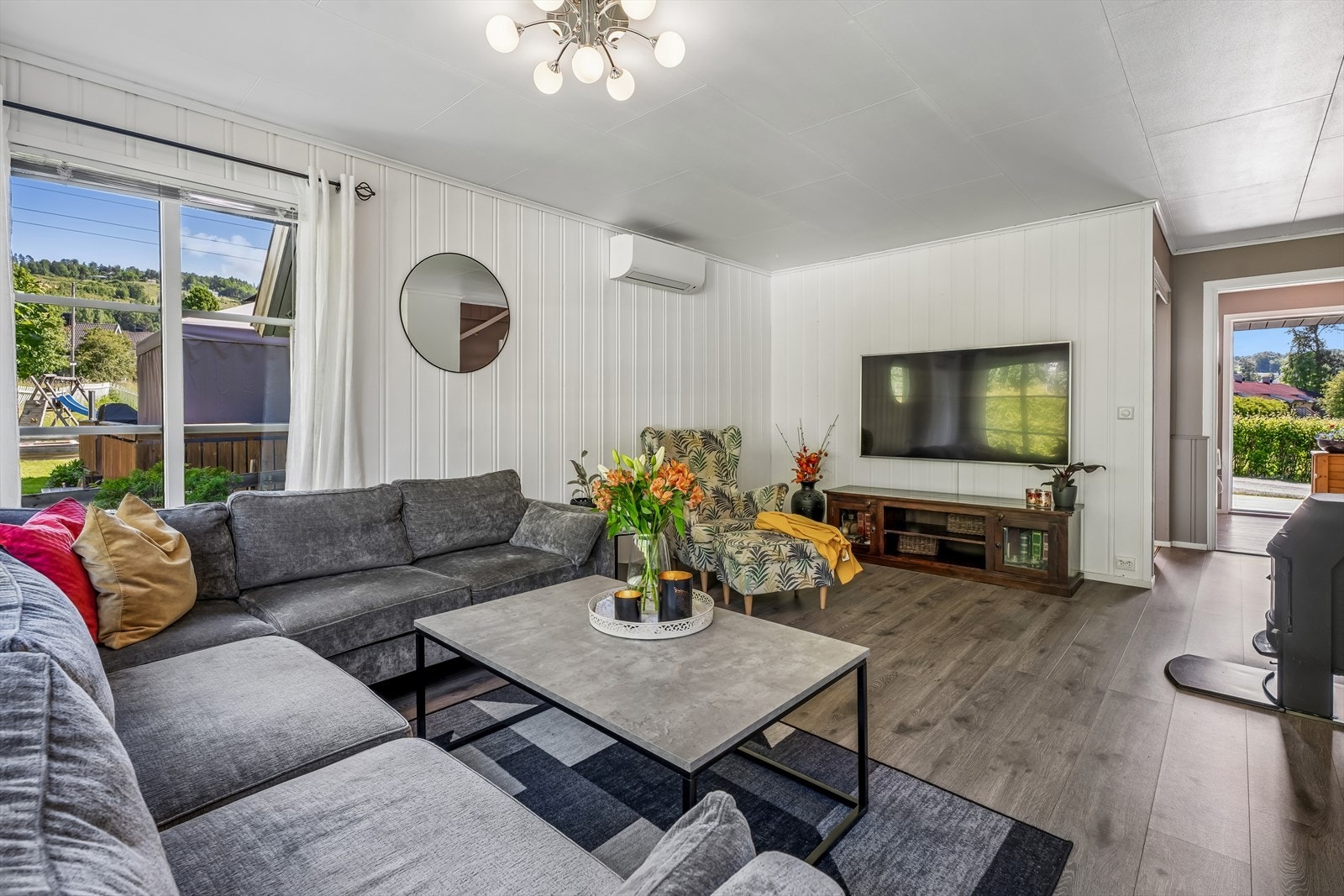 Stuen har god plass til sofagruppe, mediemøbler og annet møblement. Galleribilde