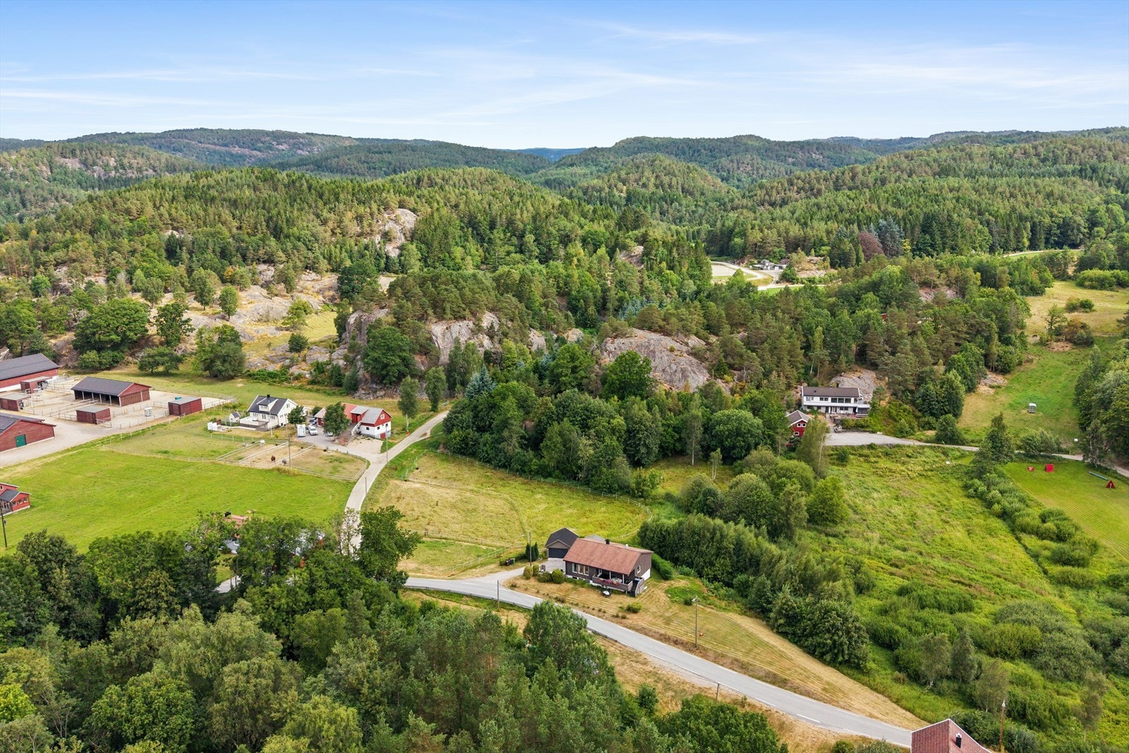 Bergsvannet og Tjomsevannet ligge like i nærheten, med fine turstier til begge badevannene. Skudeneset Gaard er kun et kort spasertur unna, og byr på nydelige vinkvelder og opplevelser. Galleribilde