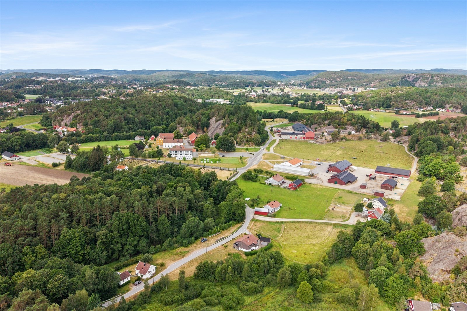 Tangvall ligger like bortenfor, med kjøpesenter, restauranter, fritidsaktiviteter og mye mer! Galleribilde