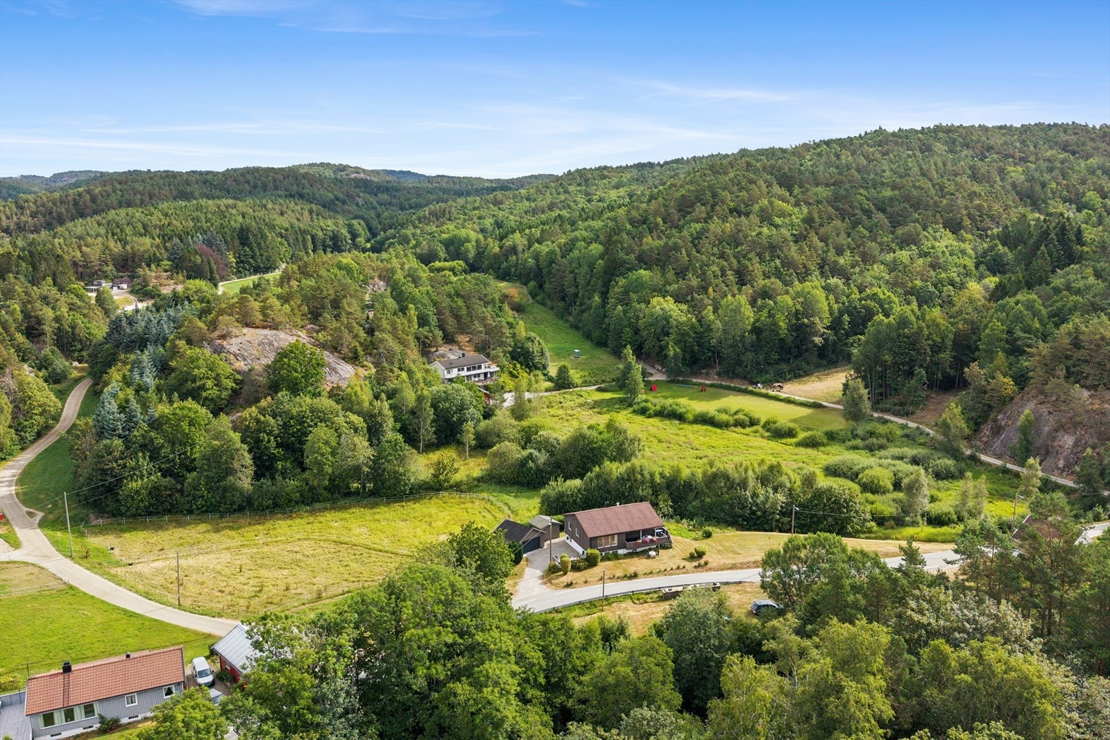 En enebolig i idylliske og solrike omgivelser, omkranset av natur og turstier, kun en kort tur unna Tangvall sentrum og Høllen. Galleribilde