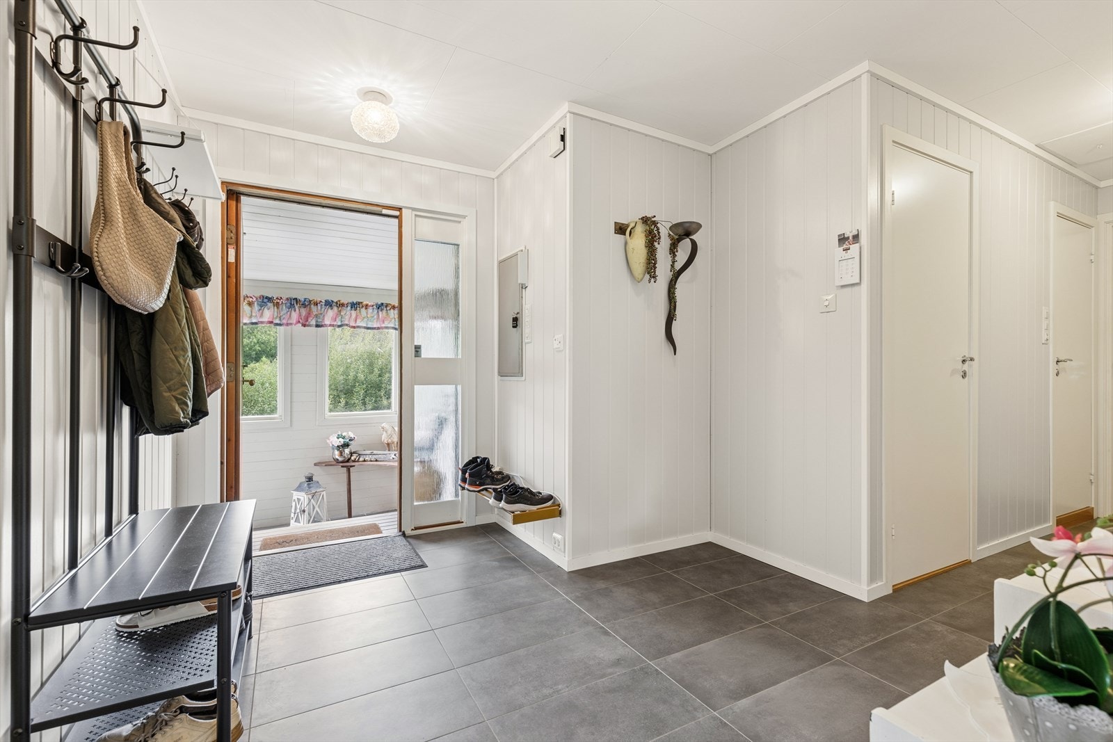 Velkommen inn! I entréen blir du møtt av en romslig gang med god opphengsmuligheter for yttertøy og sko. Galleribilde