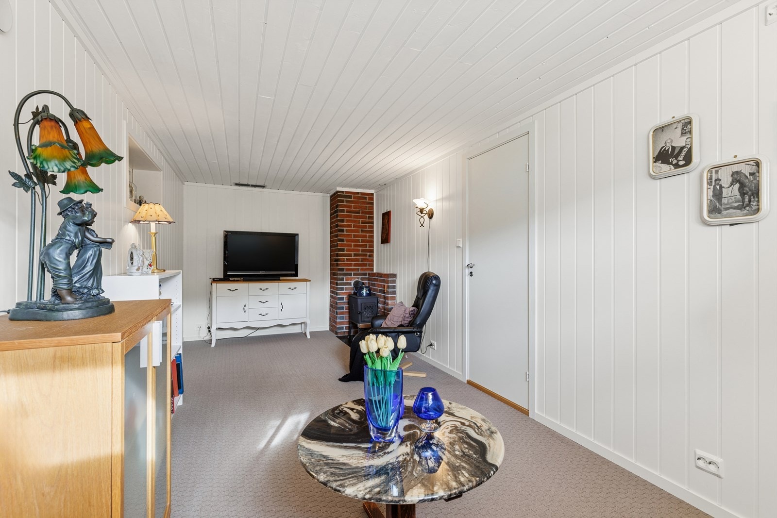I kjellerstuen er det peis for oppvarming Galleribilde