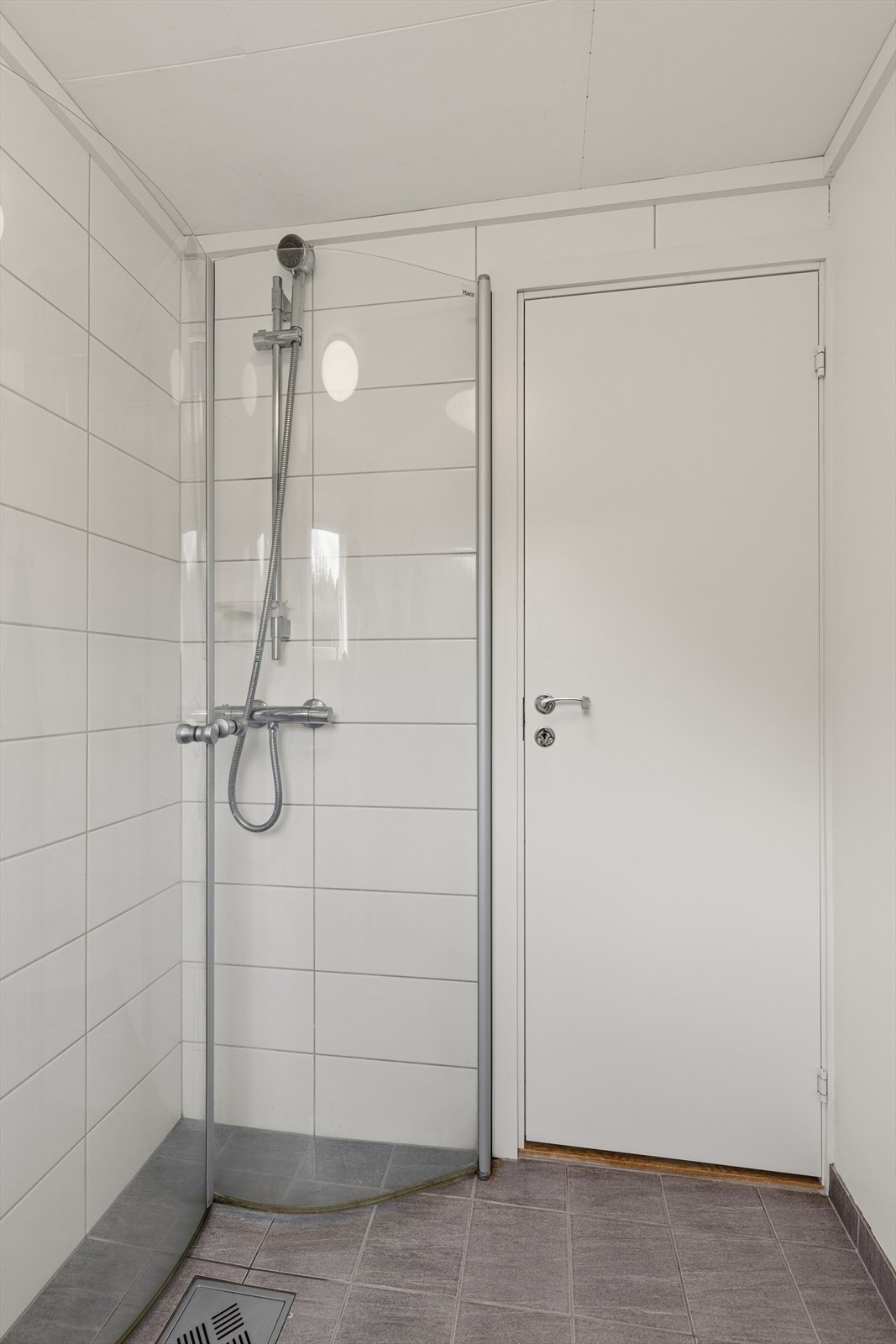 Dusjhjørne med svingbare dører. Galleribilde