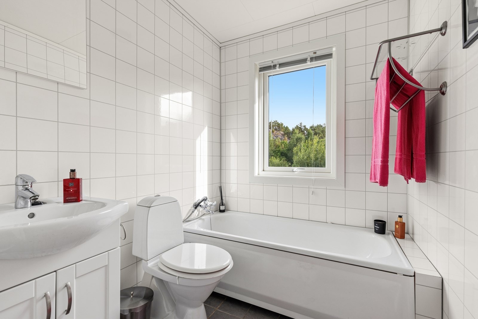 Baderom i hovedetasjen med toalett, badekar og servant. Galleribilde