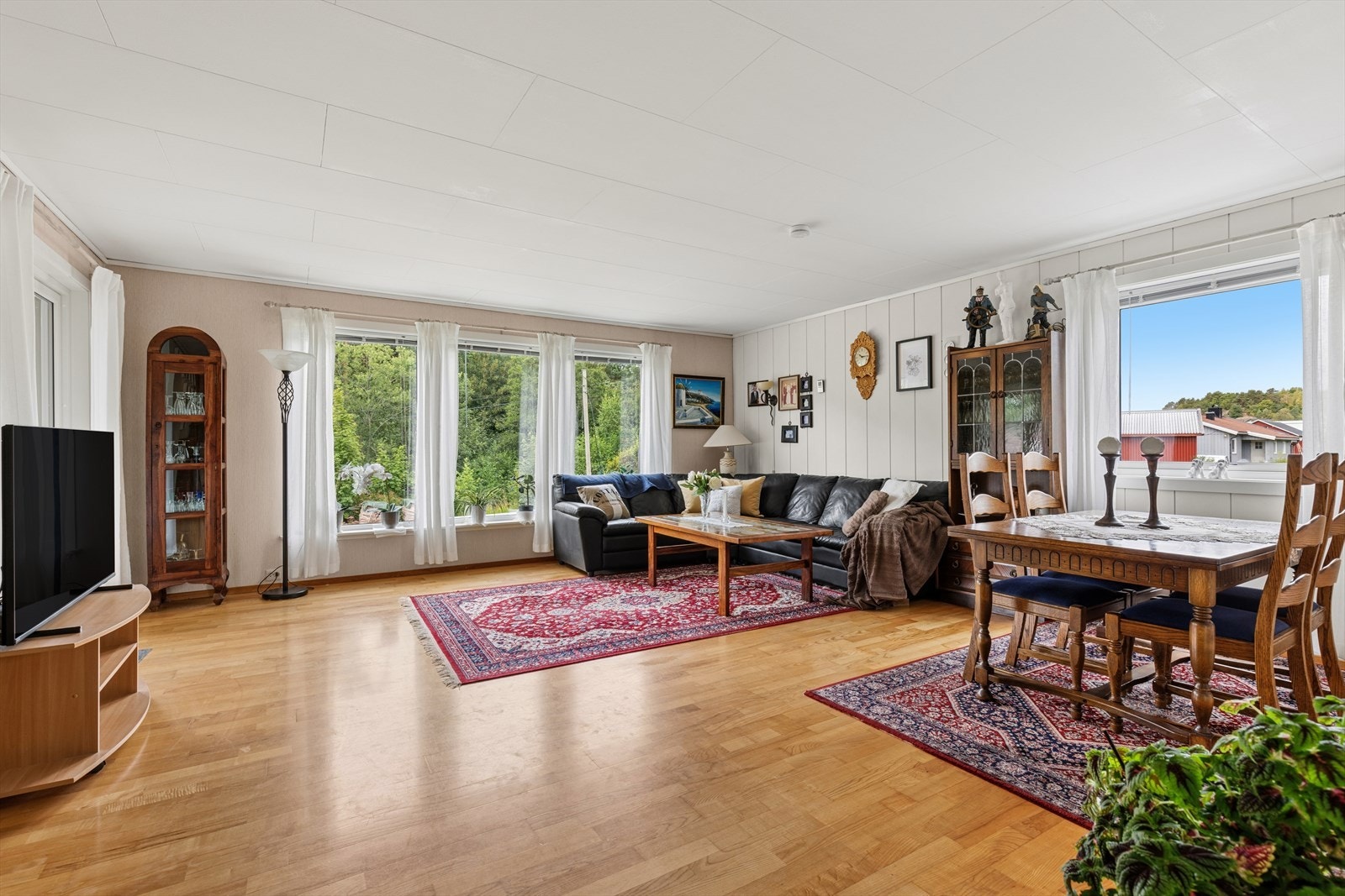 Lys og trivelig stue med store vindusflater som slipper inn rikelig med naturlig lys i rommet. Galleribilde