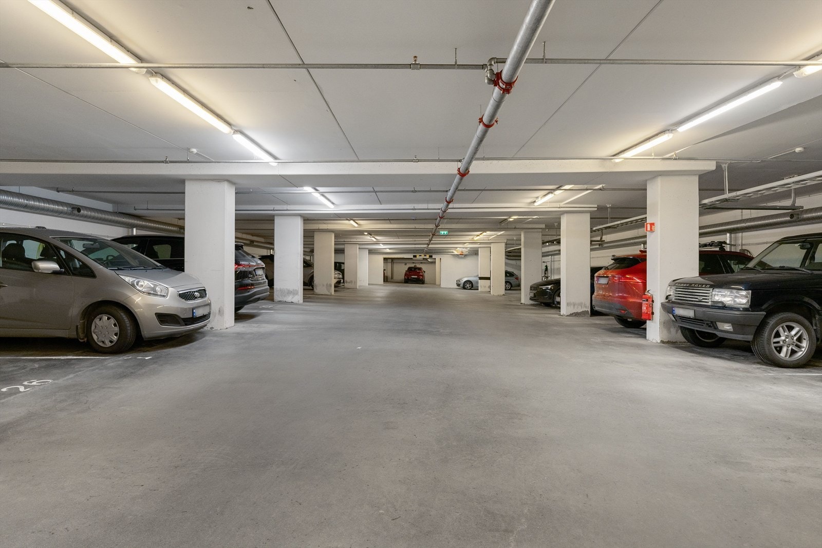 Med leiligheten følger en fast parkeringsplass i felles parkeringskjeller med elbillader installert. Galleribilde