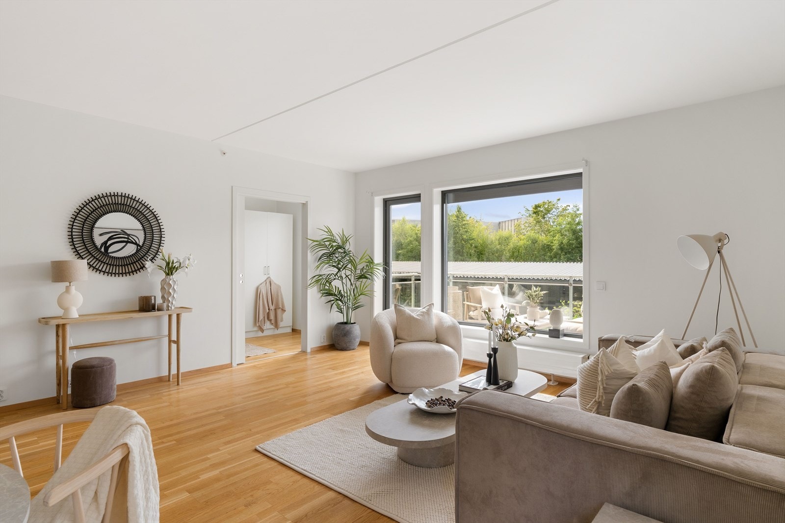 Det er oppvarming med fjernvarme og balansert ventilasjon, som sikret godt inneklima og behagelig temperatur året rundt. Galleribilde