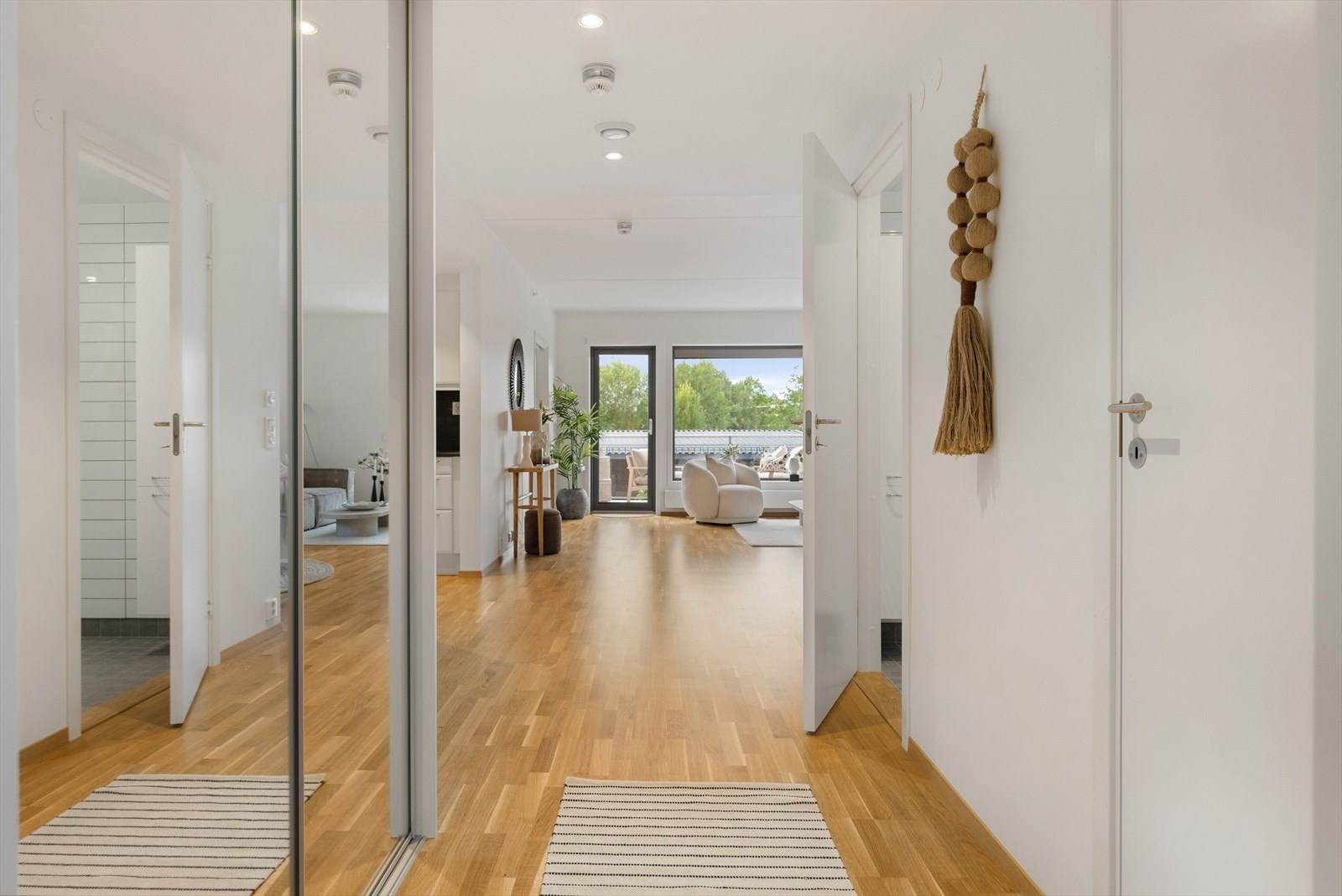 Innenfor inngangen møter du en praktisk entré med en god garderobeløsning som tilbyr rikelig med plass til ytterbekledningen. Galleribilde