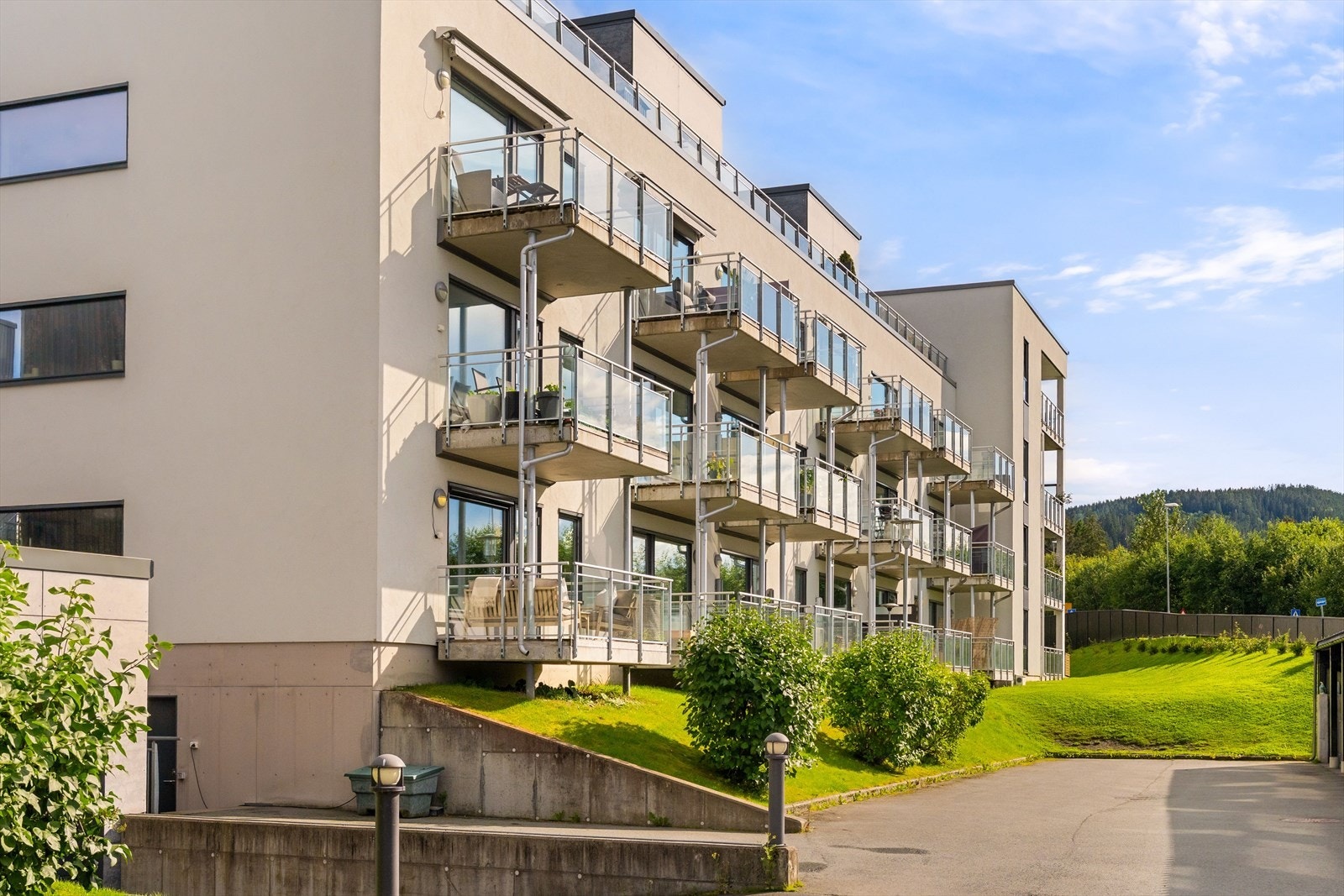 Leilighetsbygget ble ferdigstilt i 2015 og holder en moderne standard med flere attraktive kvaliteter. Leiligheten ligger i en høy 1. etasje med hjørnebeliggenhet. Galleribilde