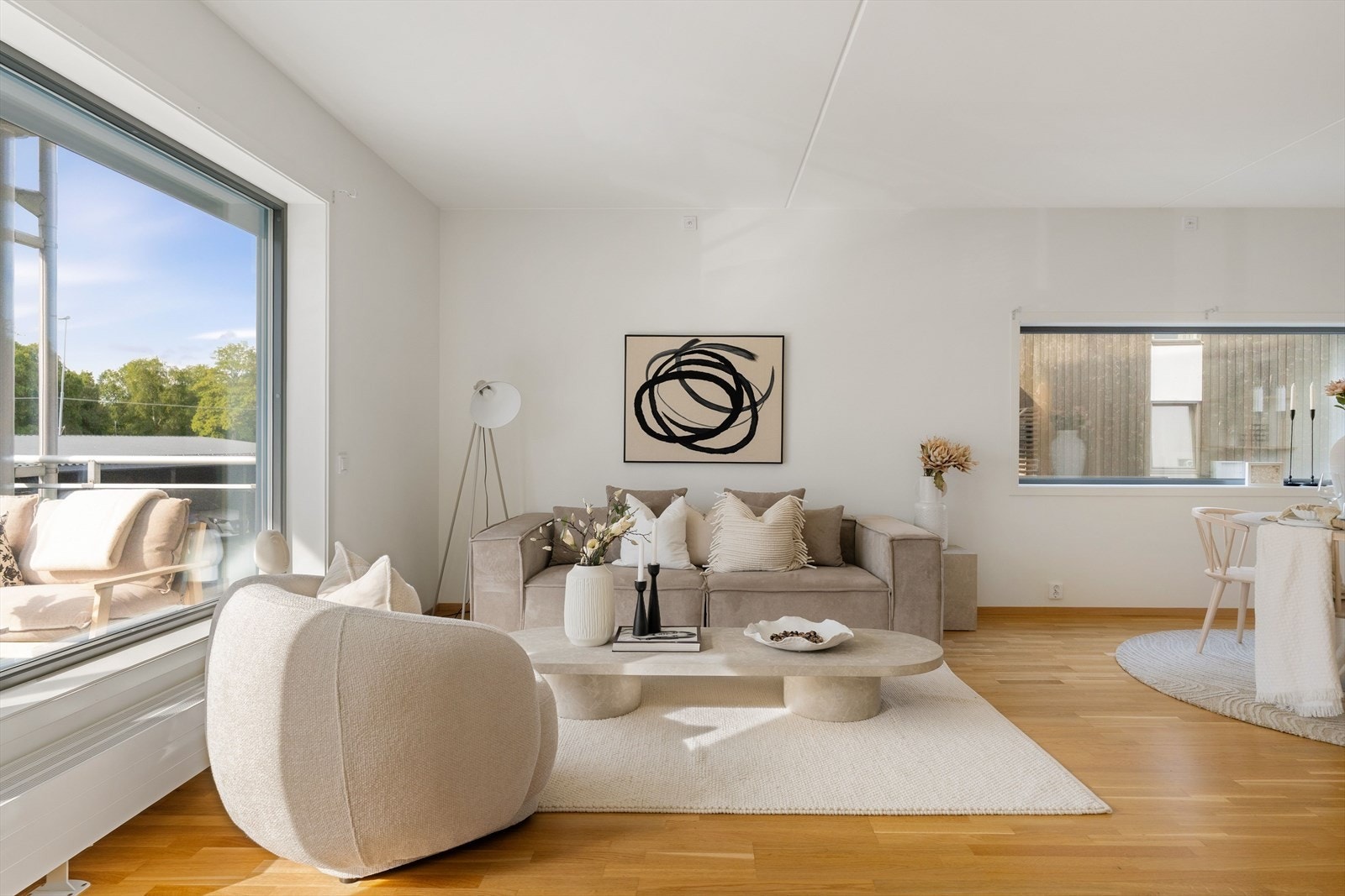 Planløsningen og rommets størrelse gjør det enkelt å møblere med sofagruppe i en del av rommet og spisebord i den andre. Galleribilde
