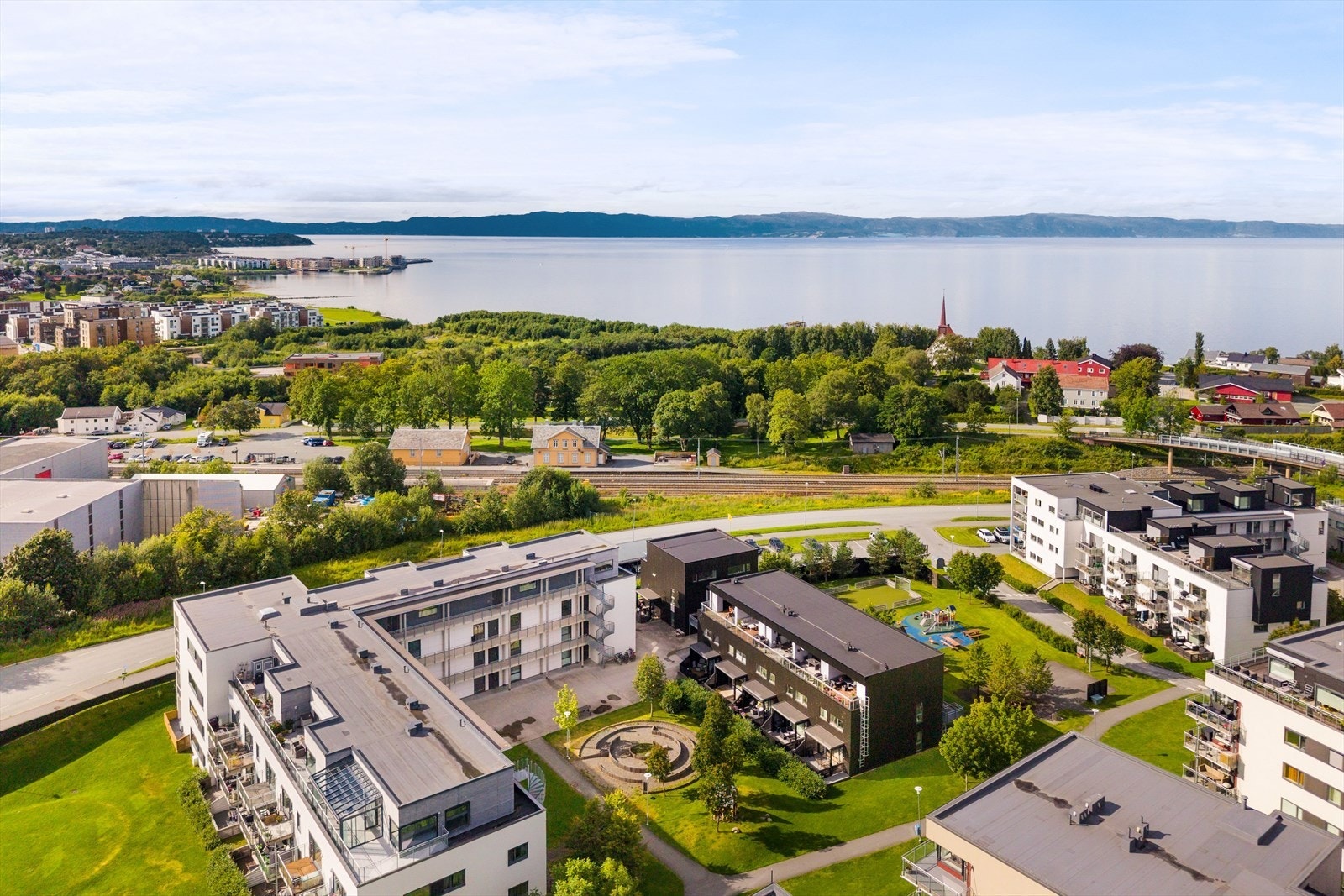Ranheim byr på en fin kombinasjon av nærhet til byens fasiliteter og gode muligheter for friluftsliv. Området ligger idyllisk til ved Trondheimsfjorden, med flotte tur- og rekreasjonsområder langs sjøen og gode muligheter for å nyte naturen året rundt. Galleribilde