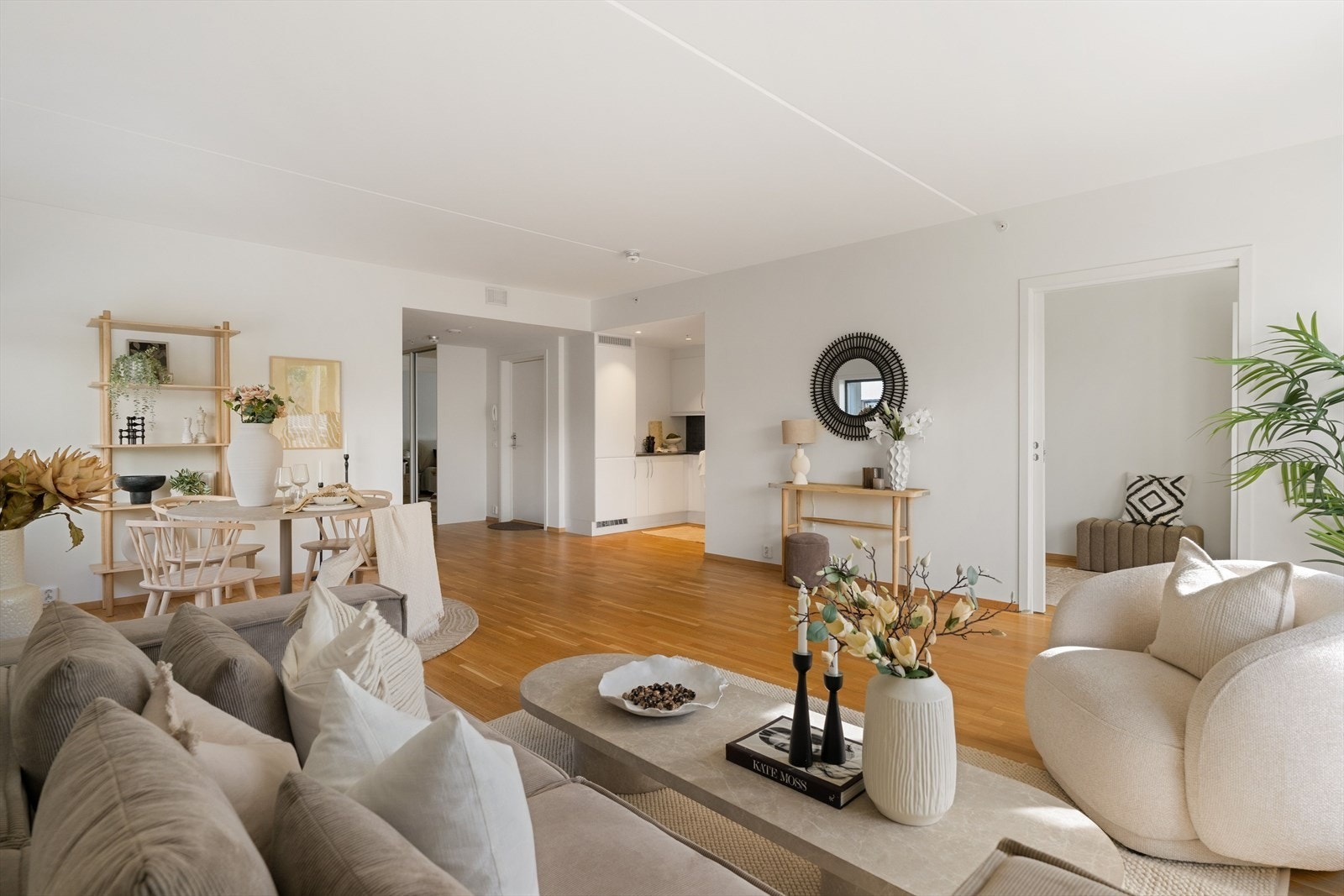 Her møter du en moderne og lettstelt leilighet med god planløsning og gjennomgående høy standard fra 2015. Galleribilde