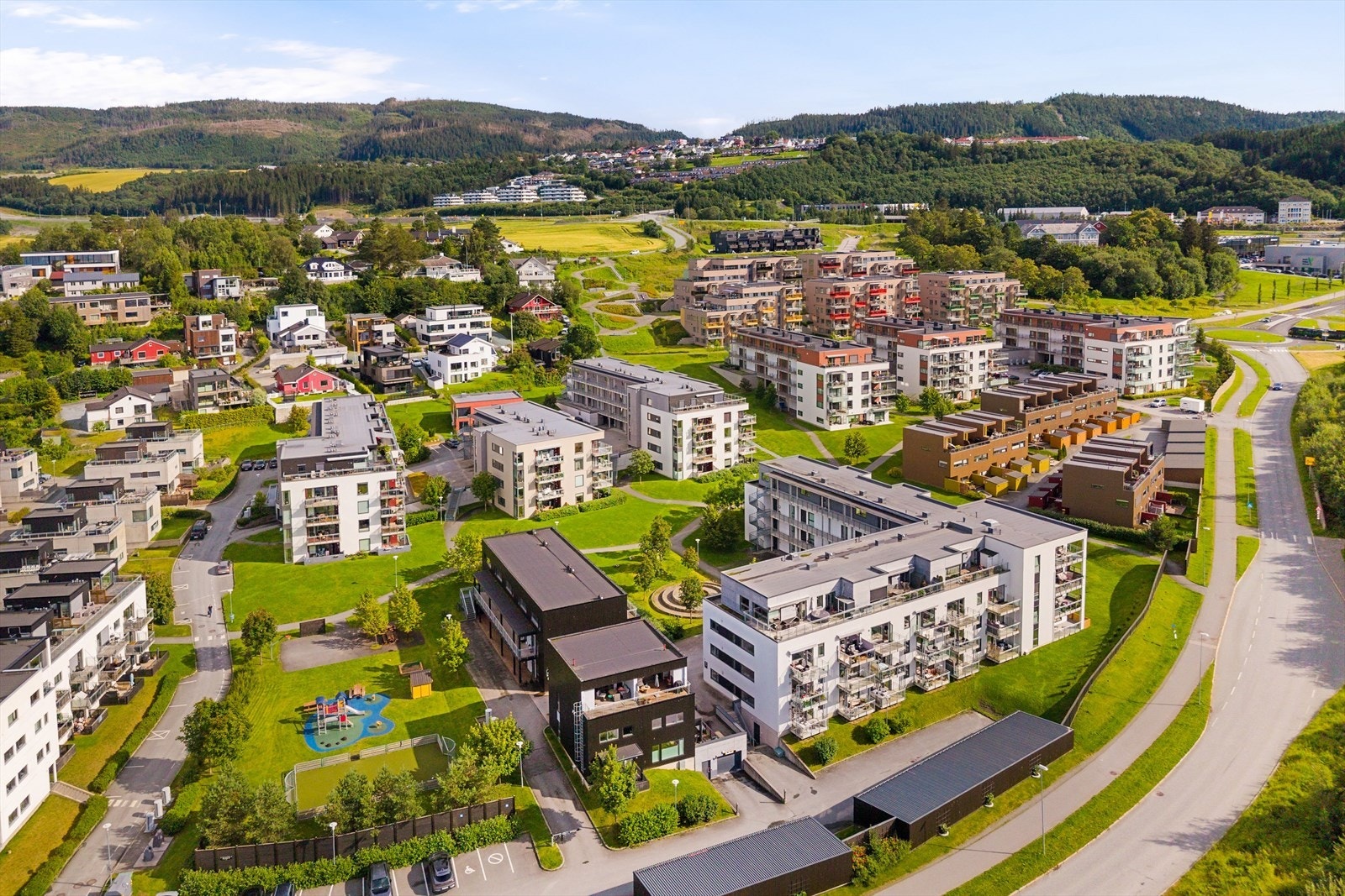 Boligen ligger i et attraktivt, veletablert og nyere boligfelt på Ranheim. I nærområdet finner man pene fellesarealer, lekeplasser og turområder. Liten spasertur til idylliske Hansbakkfjæra og Ladestien. Galleribilde