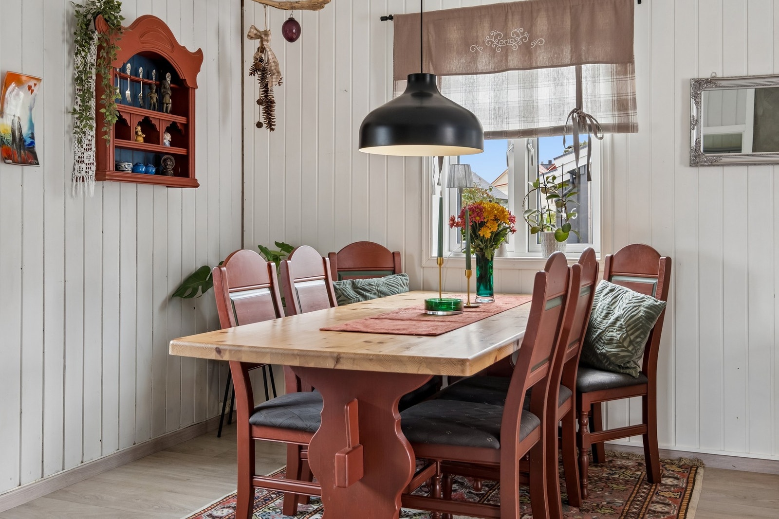 Store vindusflater med mye naturlig lysinnslipp. Galleribilde