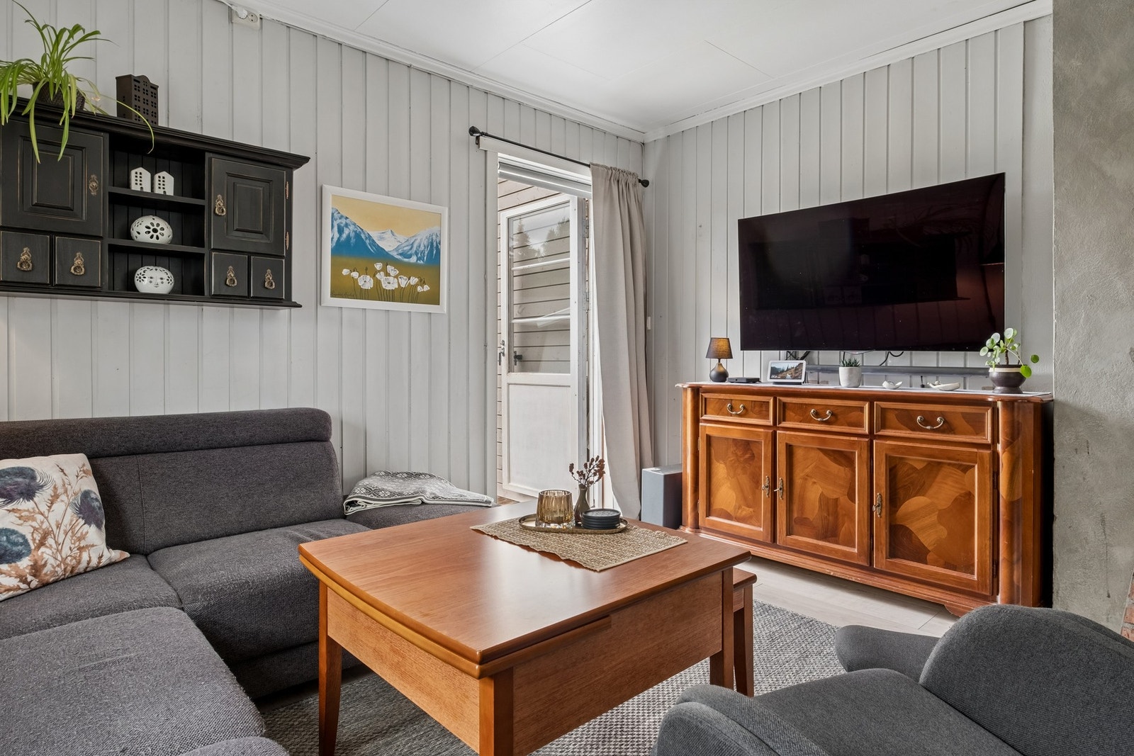 Fra stuen er det enkel adkomst til veranda og uteområdet. Galleribilde