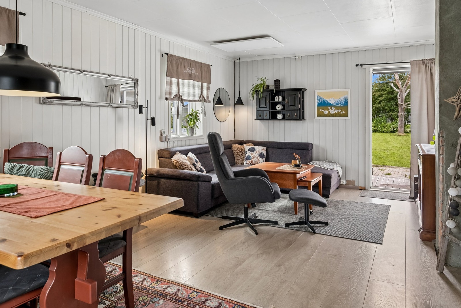 Lys og hyggelig stue med plass til sofagruppe og spisegruppe. Galleribilde