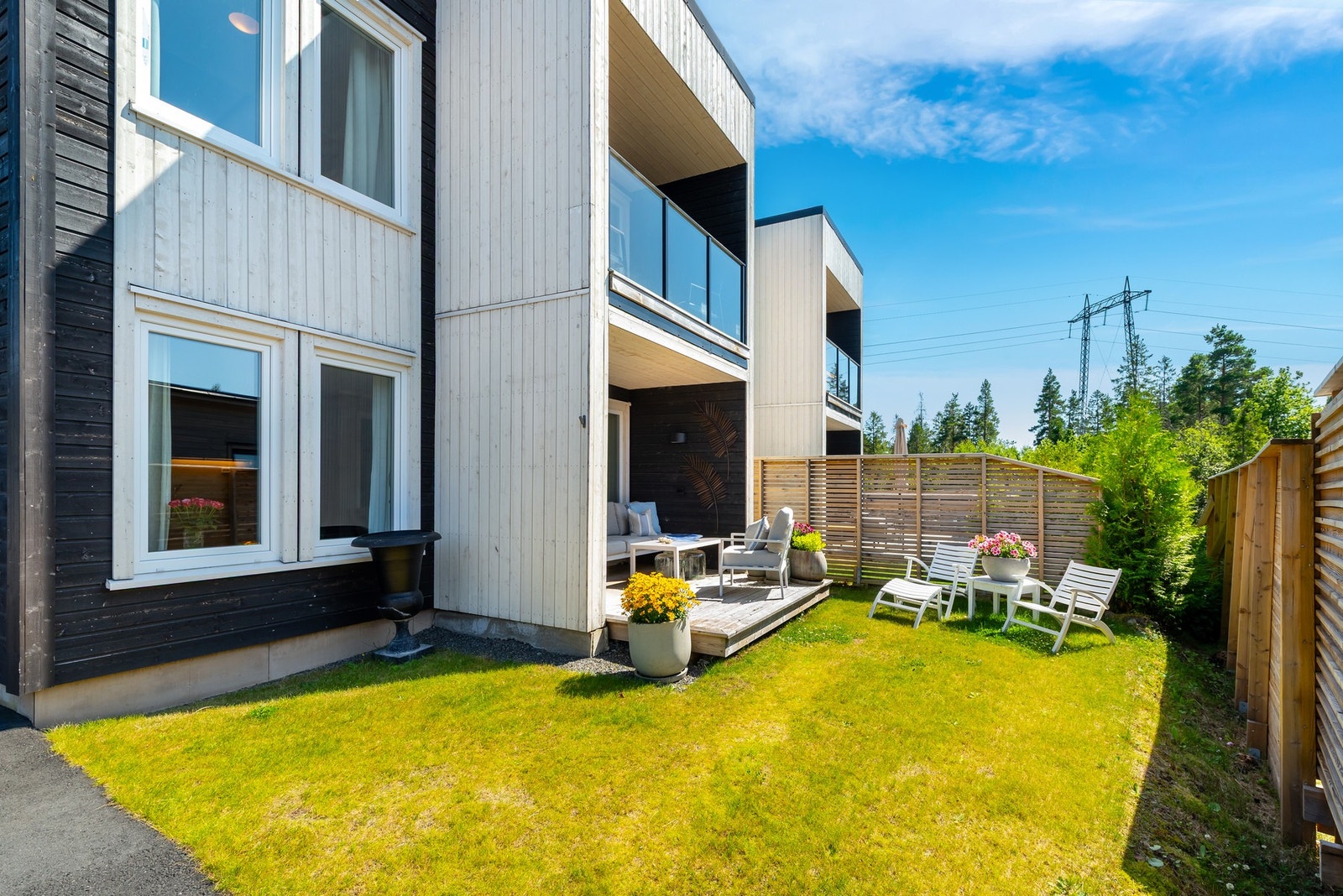 Boligen har en solrik og skjermet uteplass. Galleribilde