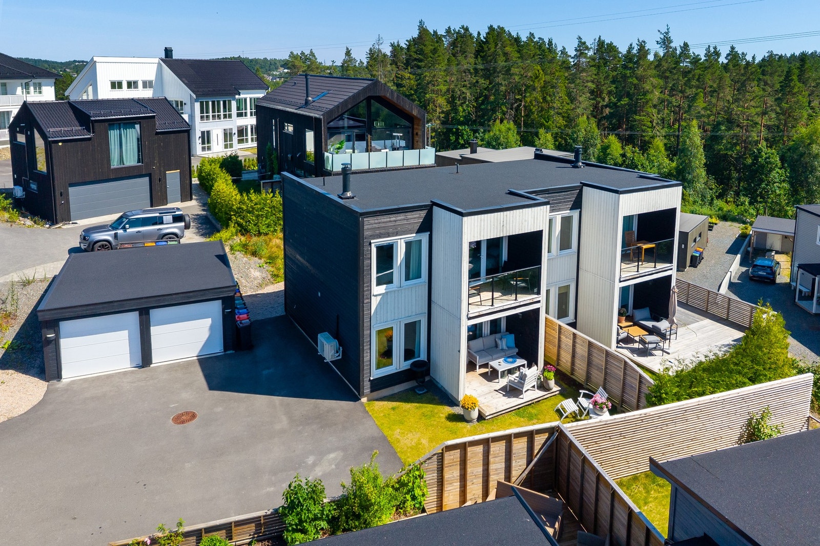 Velkommen til Romstølen 42A - Presentert av Adrian Hamre Evensen v/Meglerhuset & Partners Arendal! Galleribilde