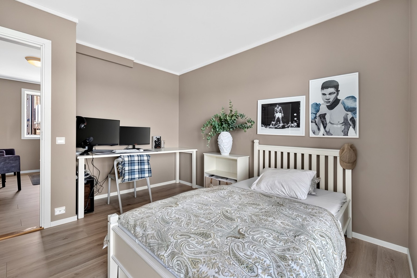 Plass til hjemmekontor, alternativt en skyvedørsgarderobe. Galleribilde