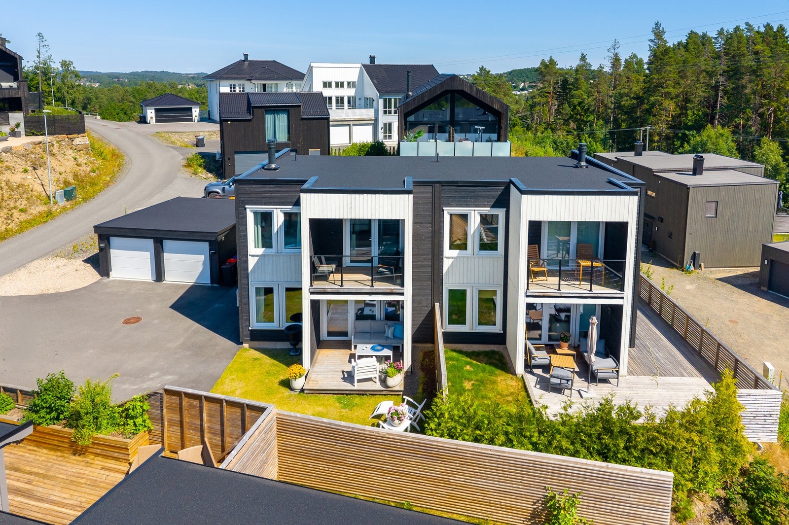 Boligen ligger attraktivt til på Myra med nærhet til det en skulle trenge i hverdagen. Galleribilde