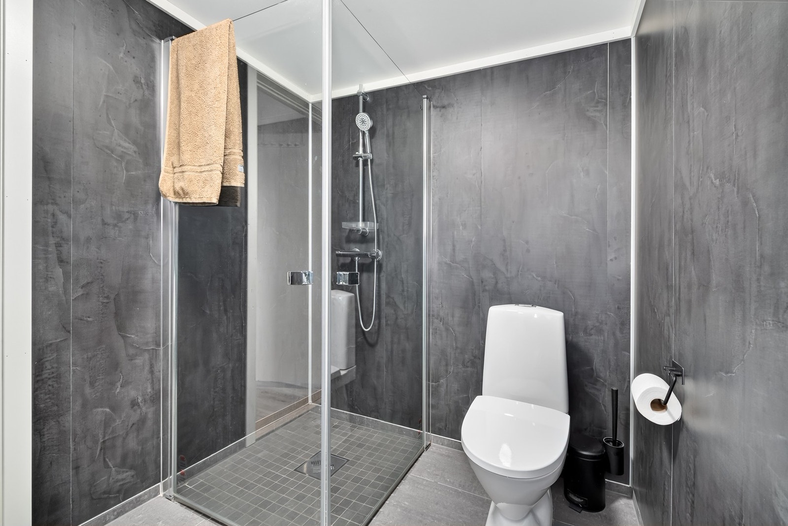 Badet i 2.etg. er også utstyr med dusjnisje. Galleribilde