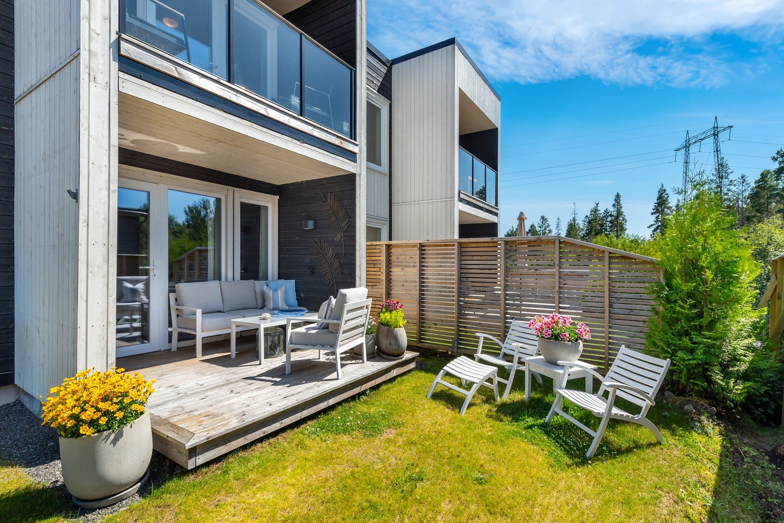 Plass til sittegrupper både på terrassen og plenen. Galleribilde