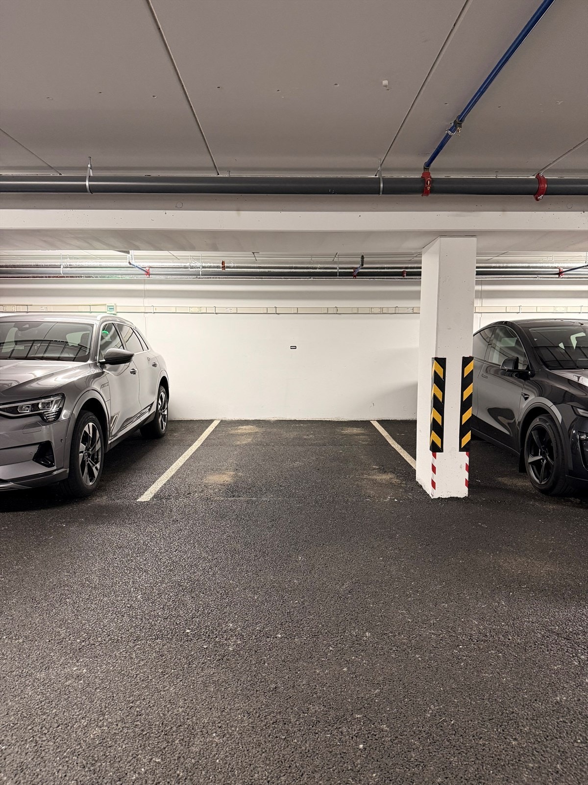 Fast parkering i lukket anlegg. Galleribilde