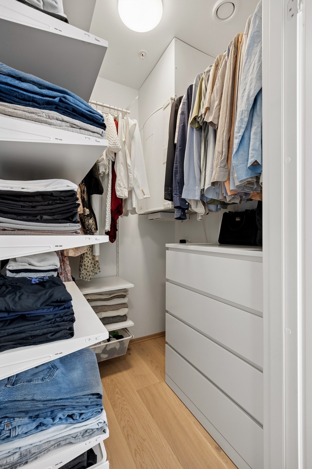 Walk-in garderobe på hovedsoverom. Galleribilde