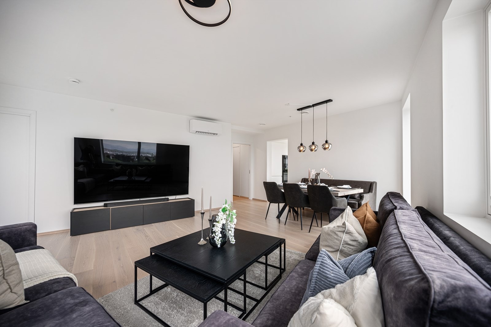 Stuen er romslig og det er god innredningsmuligheter. Galleribilde
