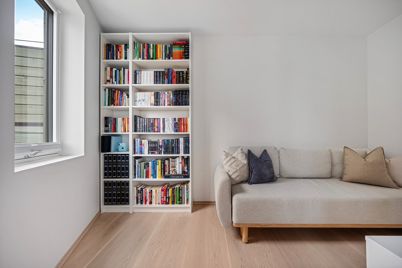 Soverom nummer tre ligger vegg i vegg med stuen. Benyttes i dag som bibliotek. Galleribilde