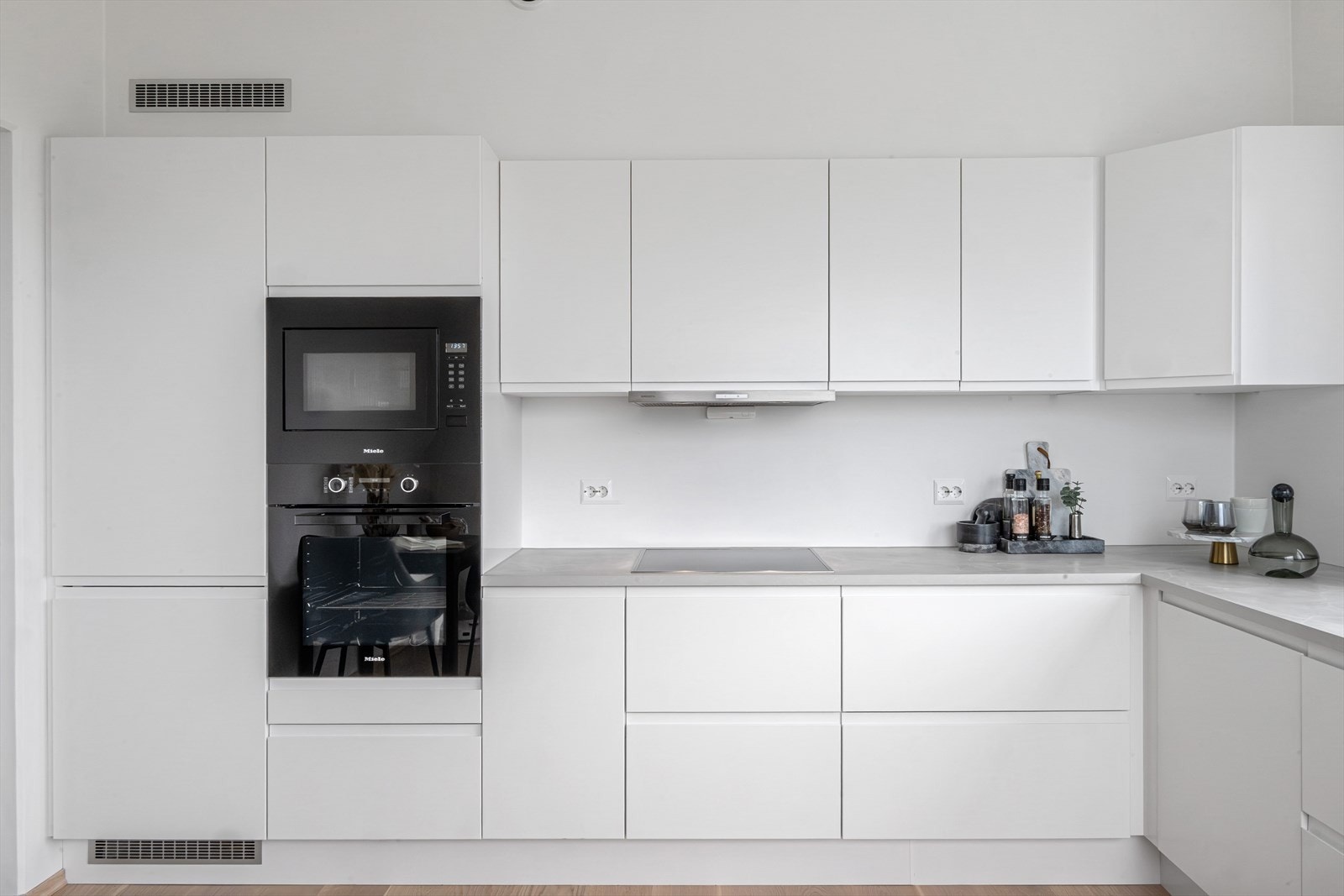 Lekkert kjøkken fra kvalitetsleverandøren HTH. Kjøkkenet er romslig og man har god plass til frokostbord her. Galleribilde
