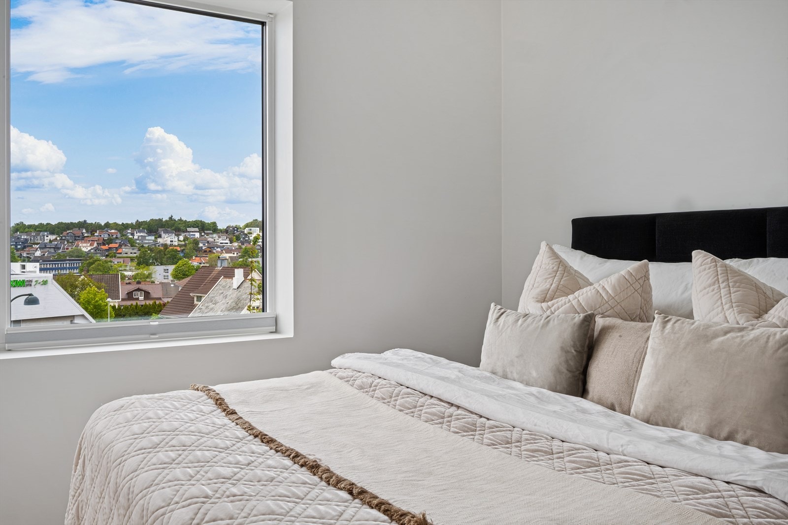 Hovedsoverommet har tilgang til eget bad/vaskerom og walk-in garderobe. Flott utsikt fra soverommet. Galleribilde